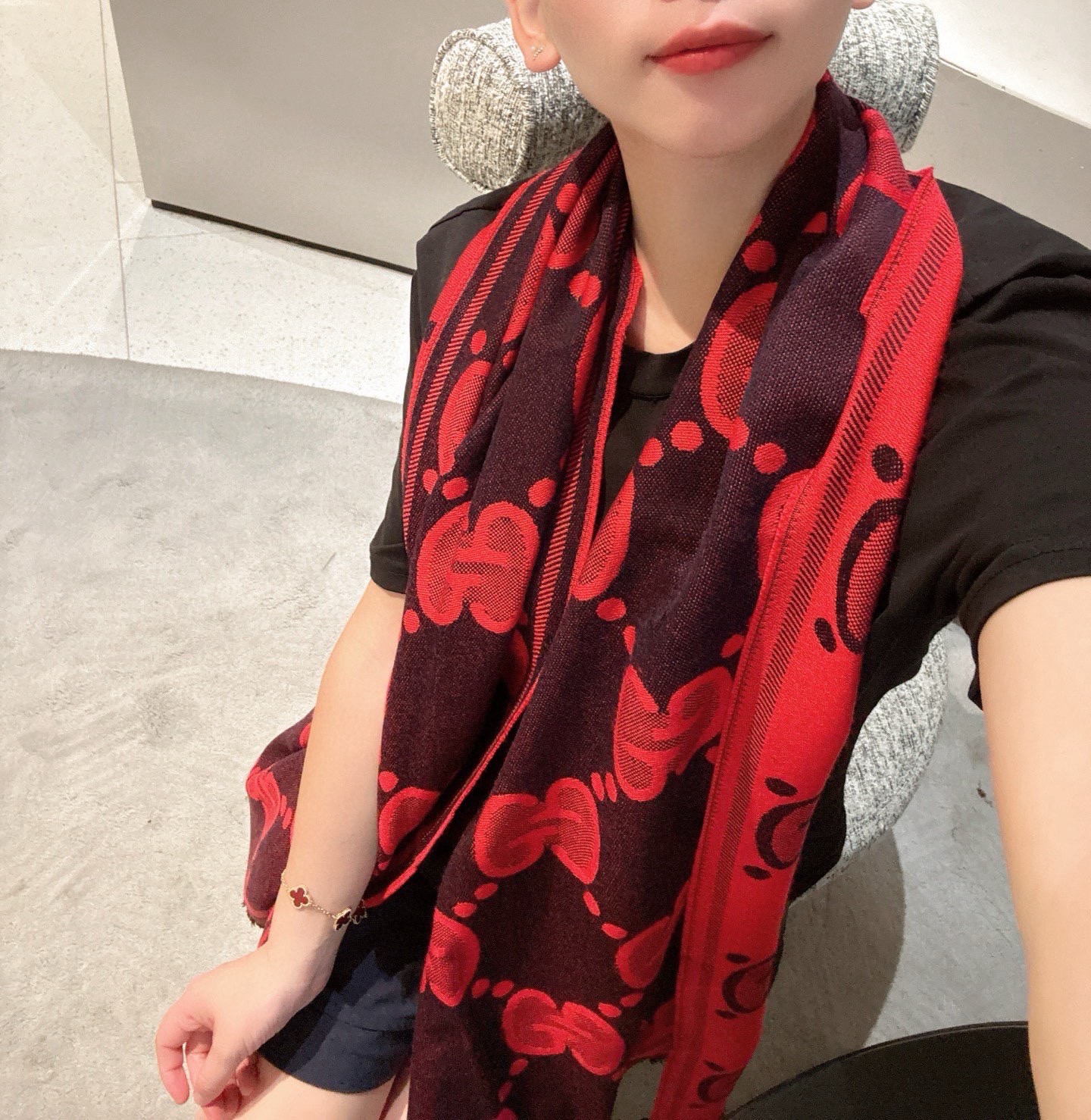 PGucci精纺提花双面羊毛！官网同步发售！非常实用推荐款，限量的配色，男女围都特别好看！！三个色。经典