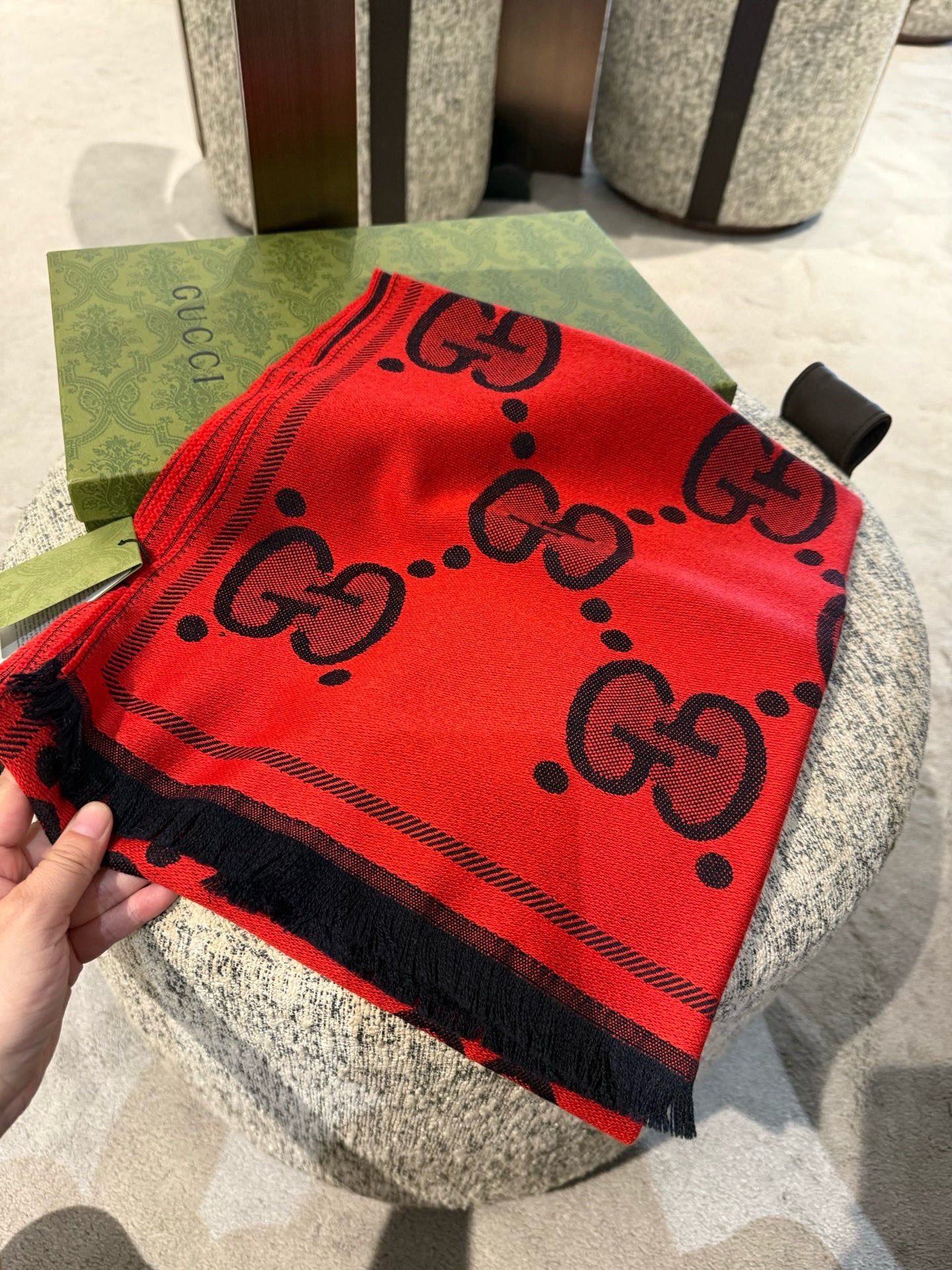 PGucci精纺提花双面羊毛！官网同步发售！非常实用推荐款，限量的配色，男女围都特别好看！！三个色。经典