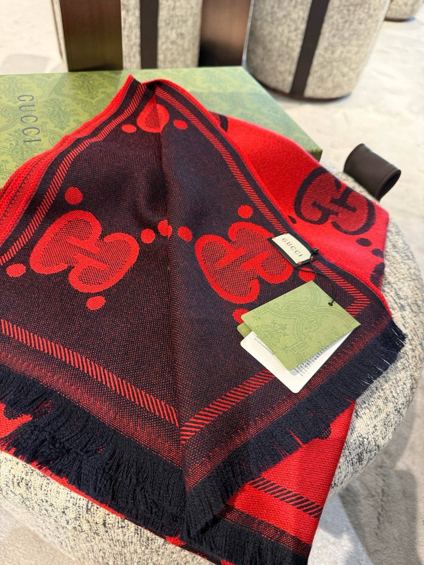 PGucci精纺提花双面羊毛！官网同步发售！非常实用推荐款，限量的配色，男女围都特别好看！！三个色。经典