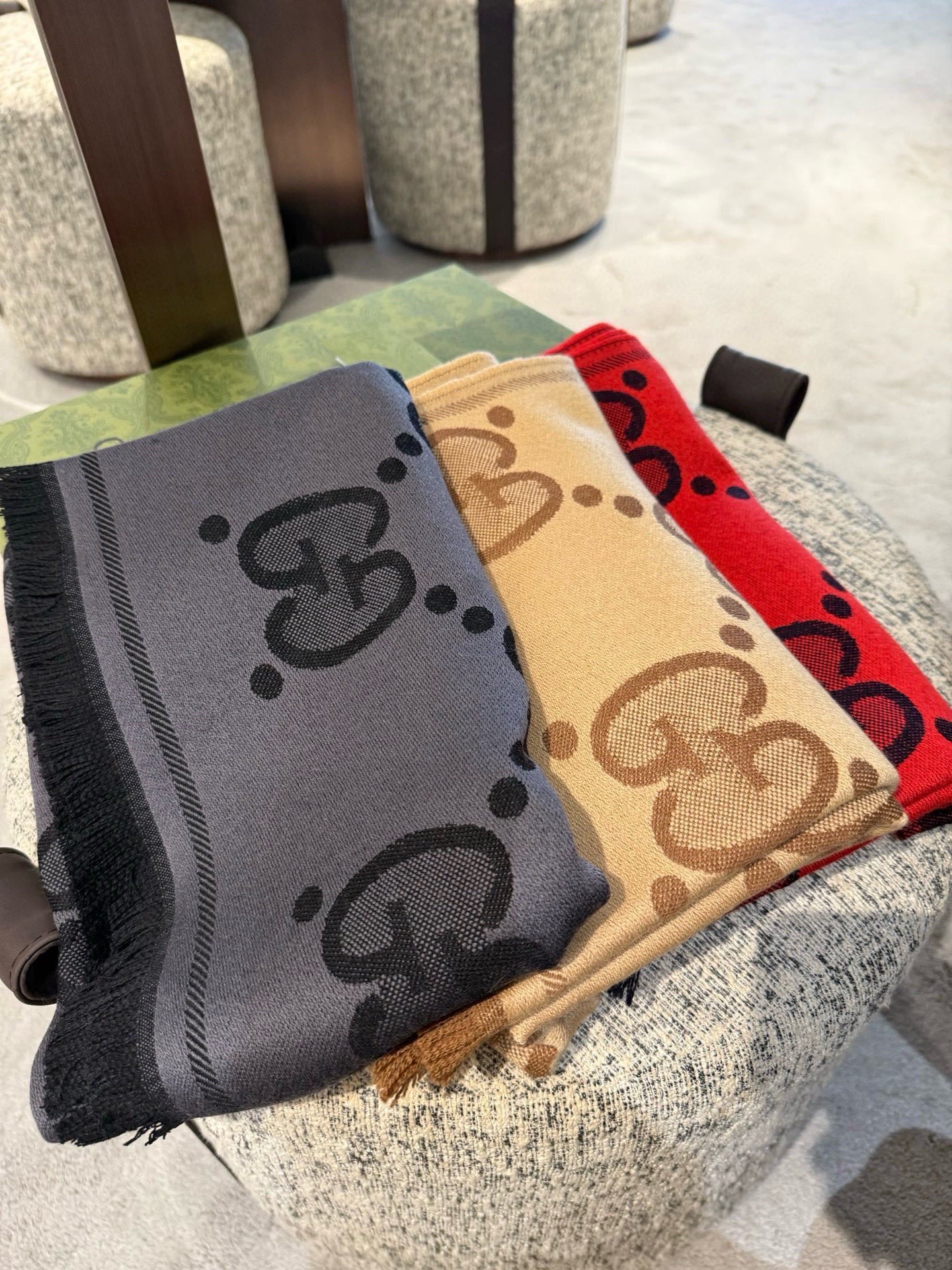 PGucci精纺提花双面羊毛！官网同步发售！非常实用推荐款，限量的配色，男女围都特别好看！！三个色。经典