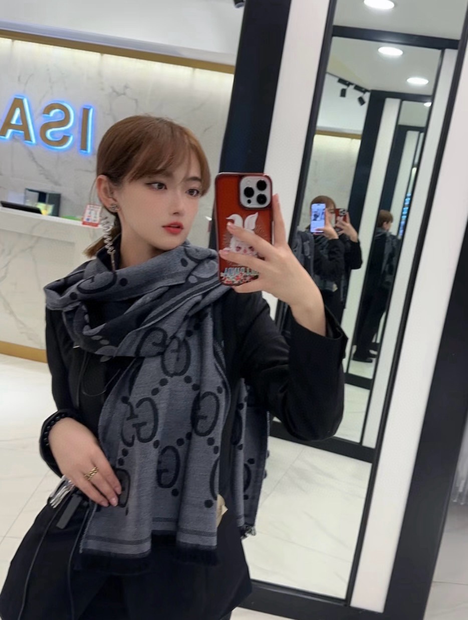 PGucci精纺提花双面羊毛！官网同步发售！非常实用推荐款，限量的配色，男女围都特别好看！！三个色。经典