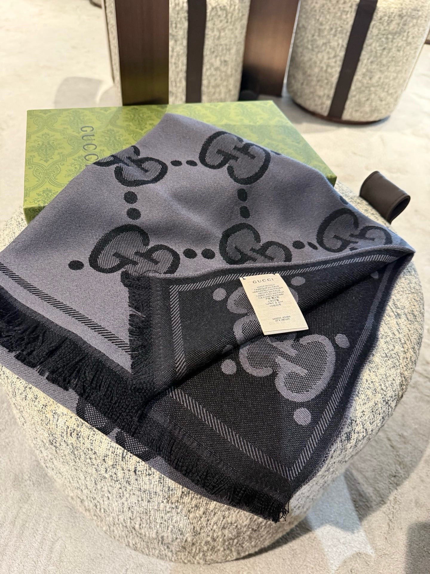 PGucci精纺提花双面羊毛！官网同步发售！非常实用推荐款，限量的配色，男女围都特别好看！！三个色。经典