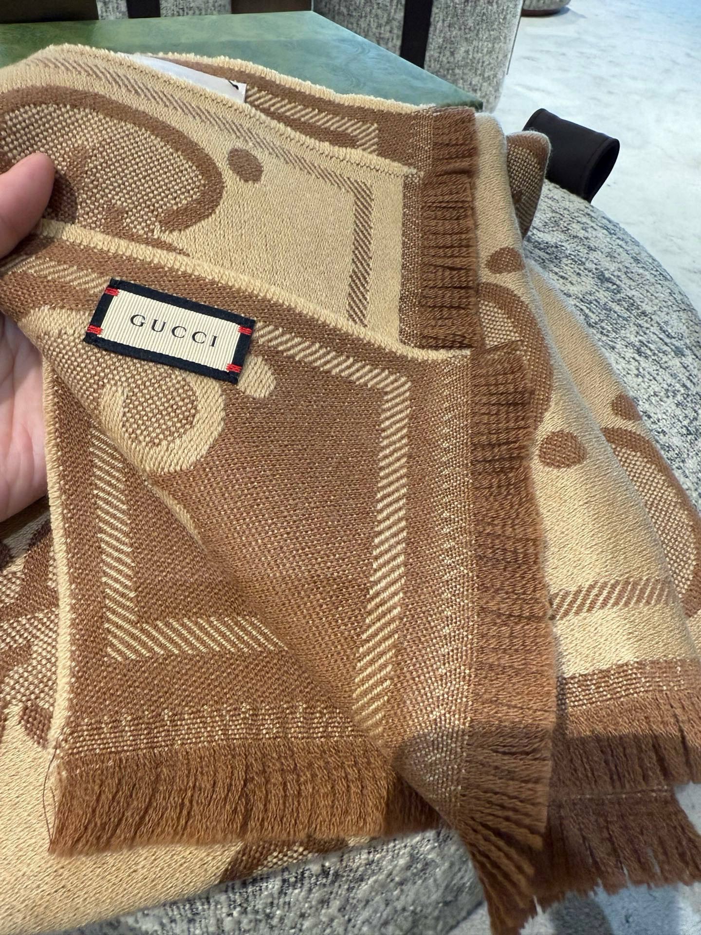 PGucci精纺提花双面羊毛！官网同步发售！非常实用推荐款，限量的配色，男女围都特别好看！！三个色。经典