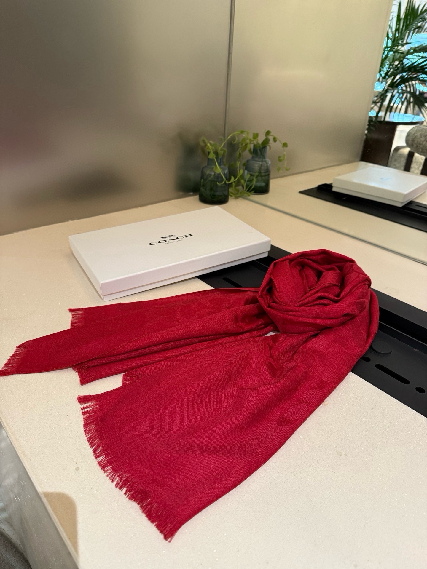 PCoach经典款围巾/大披肩。每个颜色都好看!超级舒适的款，大气奢华，中等厚度，可做披肩，办公室冷气足