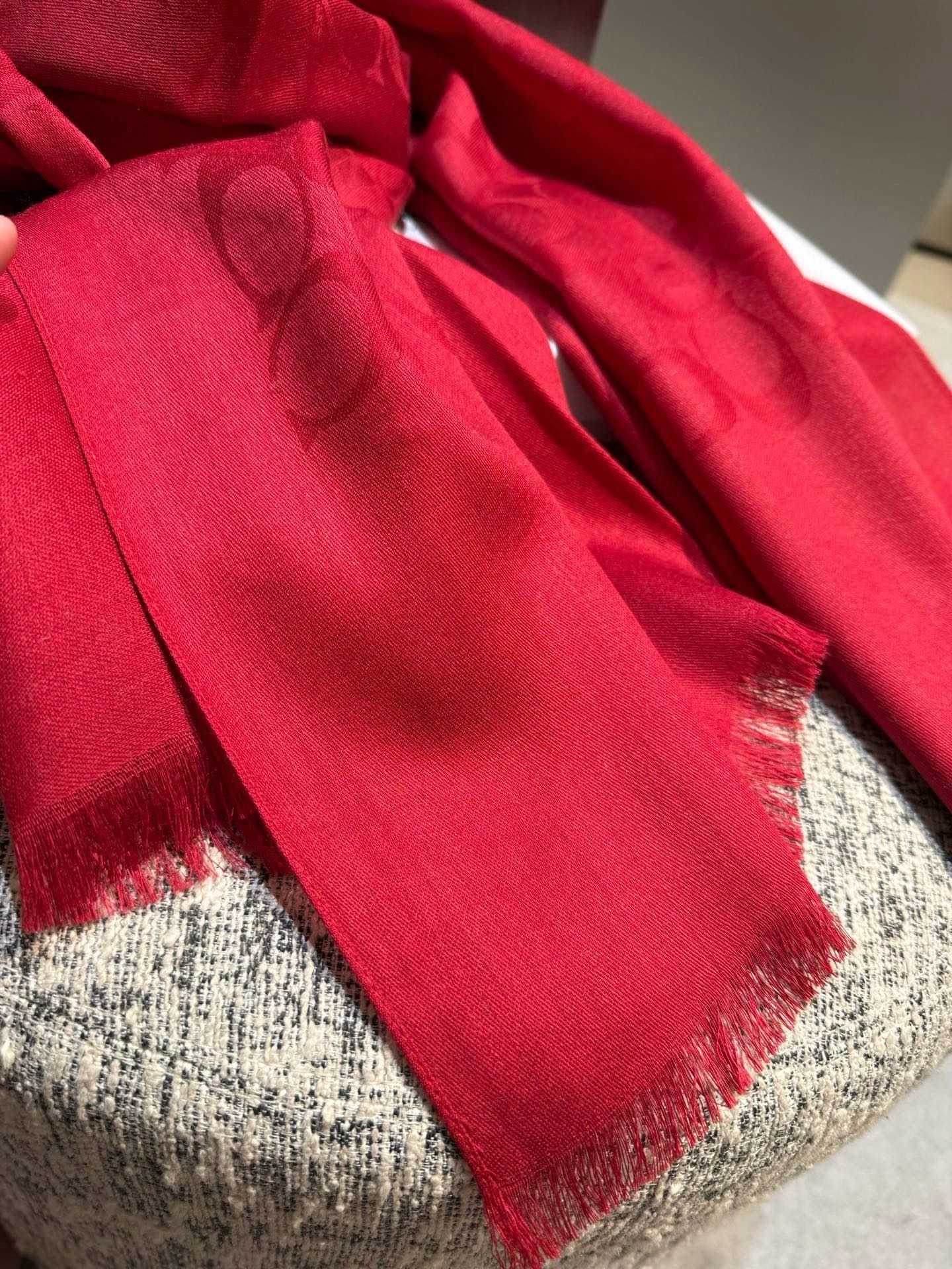 PCoach经典款围巾/大披肩。每个颜色都好看!超级舒适的款，大气奢华，中等厚度，可做披肩，办公室冷气足