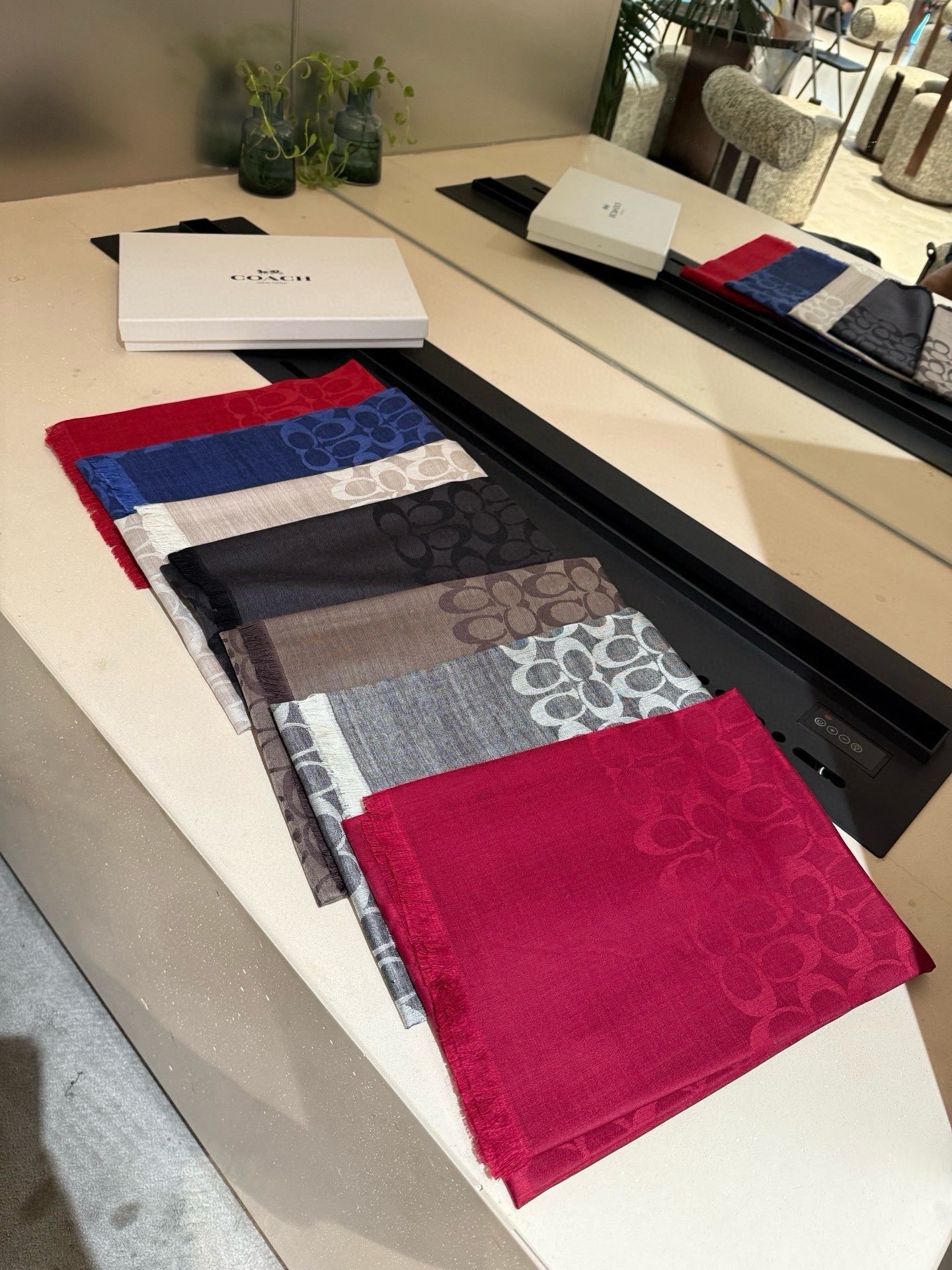 PCoach经典款围巾/大披肩。每个颜色都好看!超级舒适的款，大气奢华，中等厚度，可做披肩，办公室冷气足