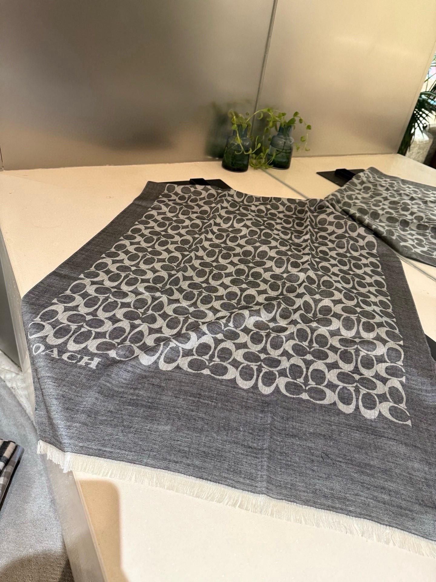 PCoach经典款围巾/大披肩。每个颜色都好看!超级舒适的款，大气奢华，中等厚度，可做披肩，办公室冷气足