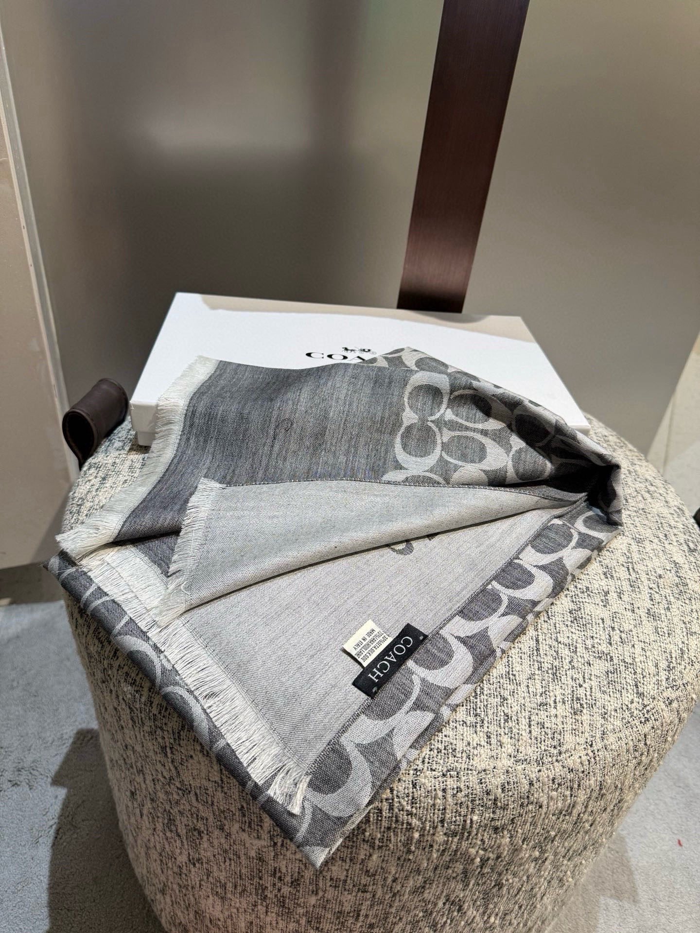 PCoach经典款围巾/大披肩。每个颜色都好看!超级舒适的款，大气奢华，中等厚度，可做披肩，办公室冷气足