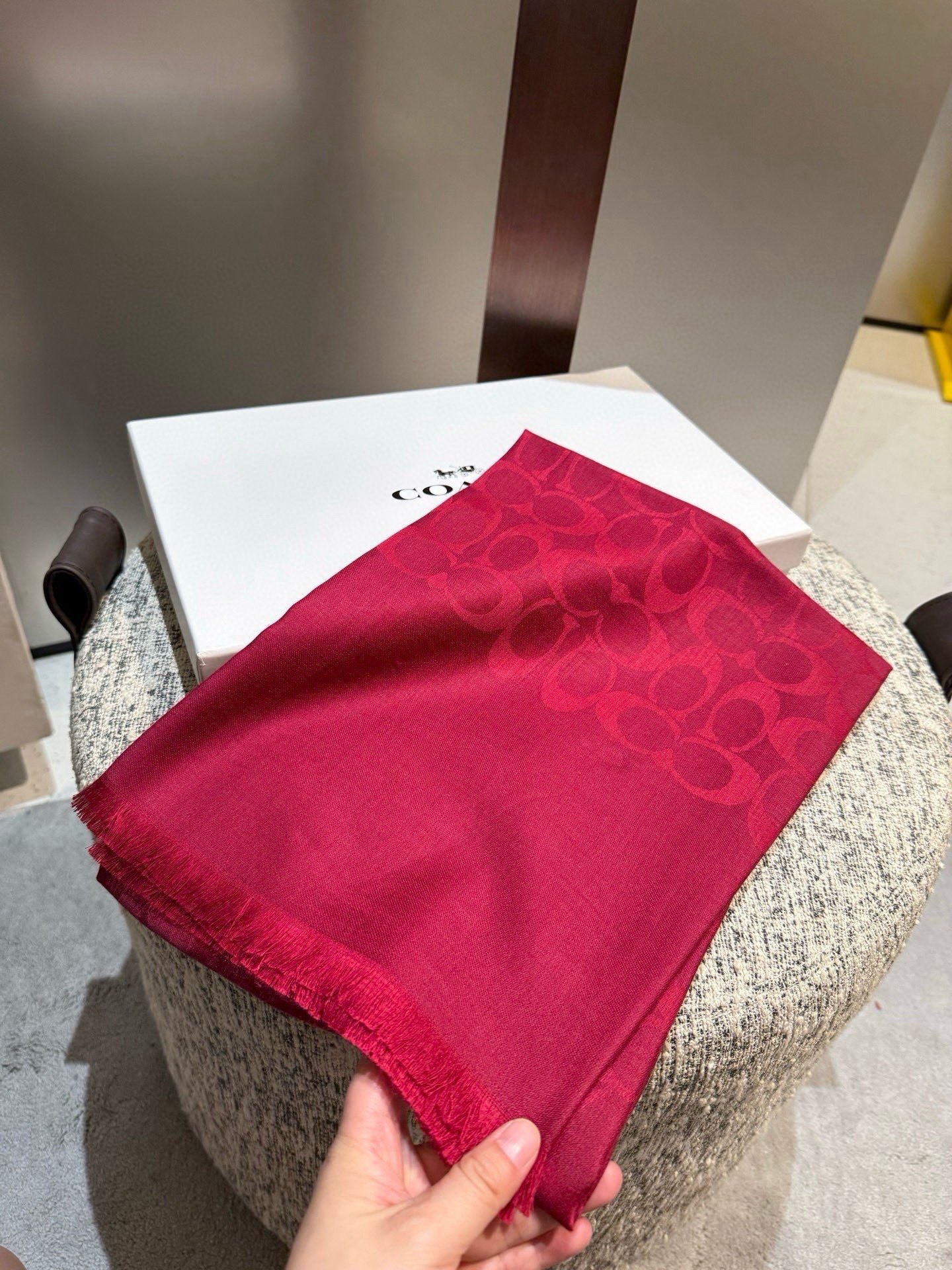 PCoach经典款围巾/大披肩。每个颜色都好看!超级舒适的款，大气奢华，中等厚度，可做披肩，办公室冷气足