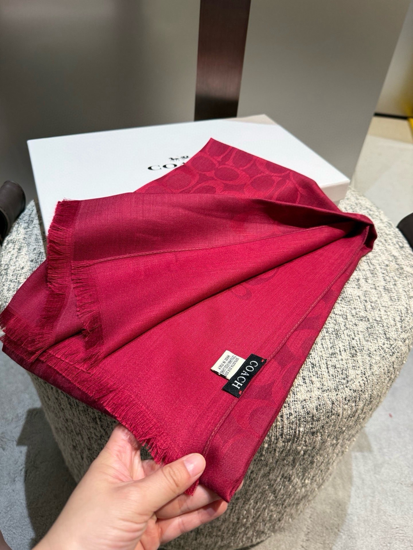 PCoach经典款围巾/大披肩。每个颜色都好看!超级舒适的款，大气奢华，中等厚度，可做披肩，办公室冷气足