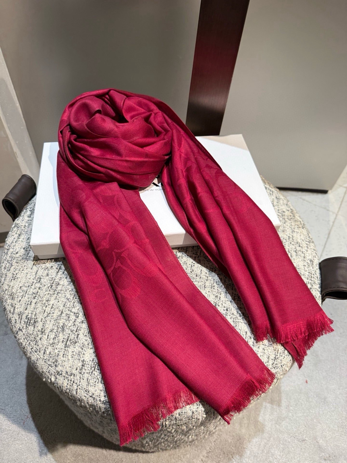 PCoach经典款围巾/大披肩。每个颜色都好看!超级舒适的款，大气奢华，中等厚度，可做披肩，办公室冷气足