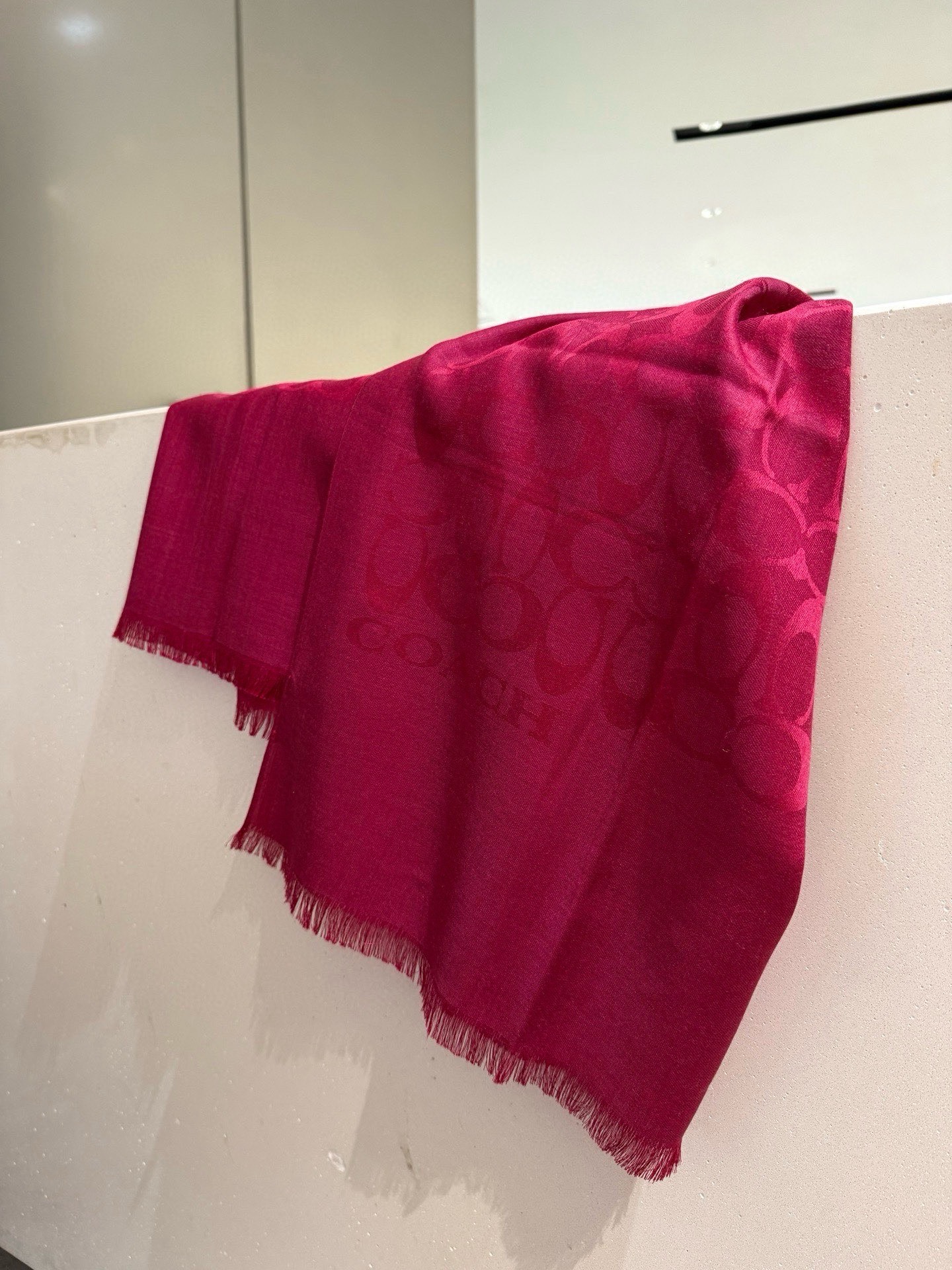 PCoach经典款围巾/大披肩。每个颜色都好看!超级舒适的款，大气奢华，中等厚度，可做披肩，办公室冷气足