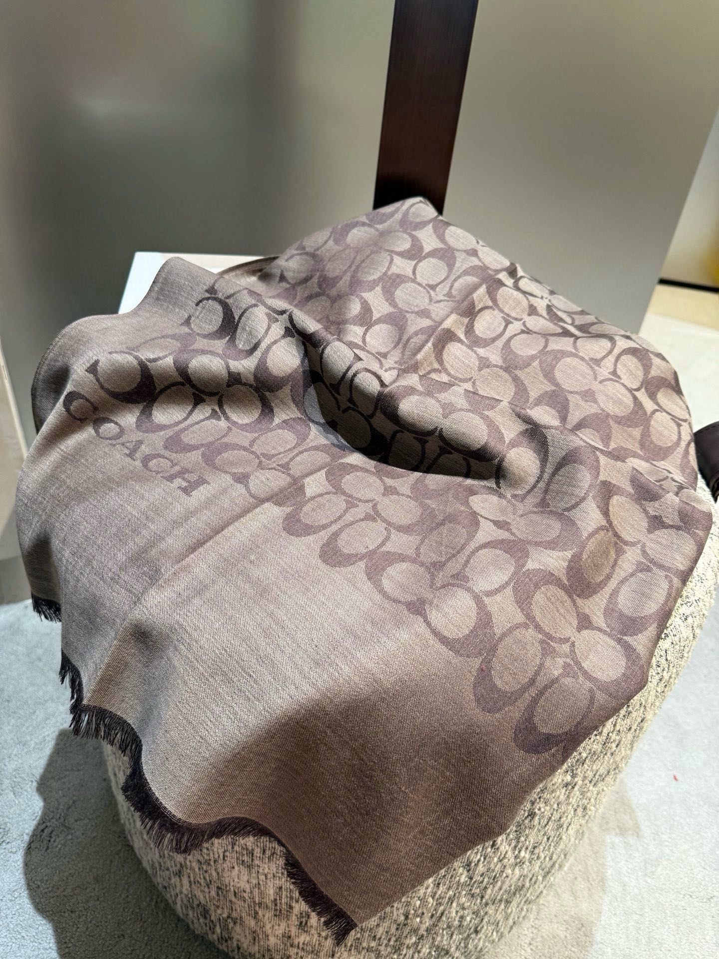 PCoach经典款围巾/大披肩。每个颜色都好看!超级舒适的款，大气奢华，中等厚度，可做披肩，办公室冷气足