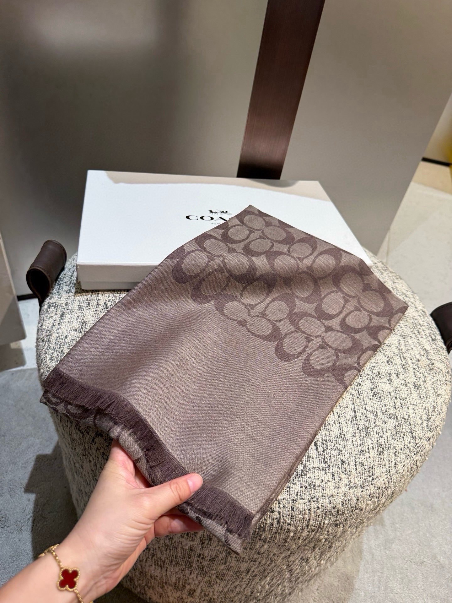 PCoach经典款围巾/大披肩。每个颜色都好看!超级舒适的款，大气奢华，中等厚度，可做披肩，办公室冷气足