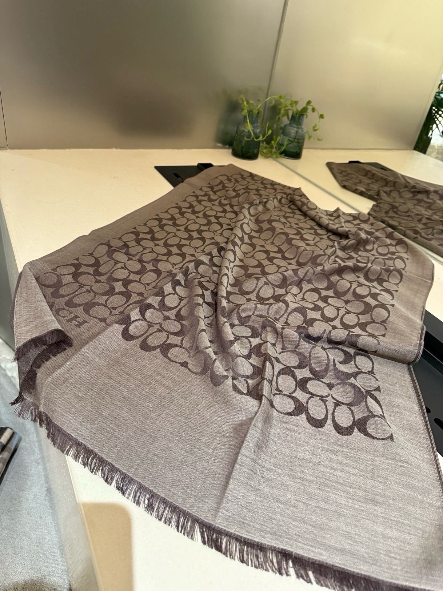 PCoach经典款围巾/大披肩。每个颜色都好看!超级舒适的款，大气奢华，中等厚度，可做披肩，办公室冷气足