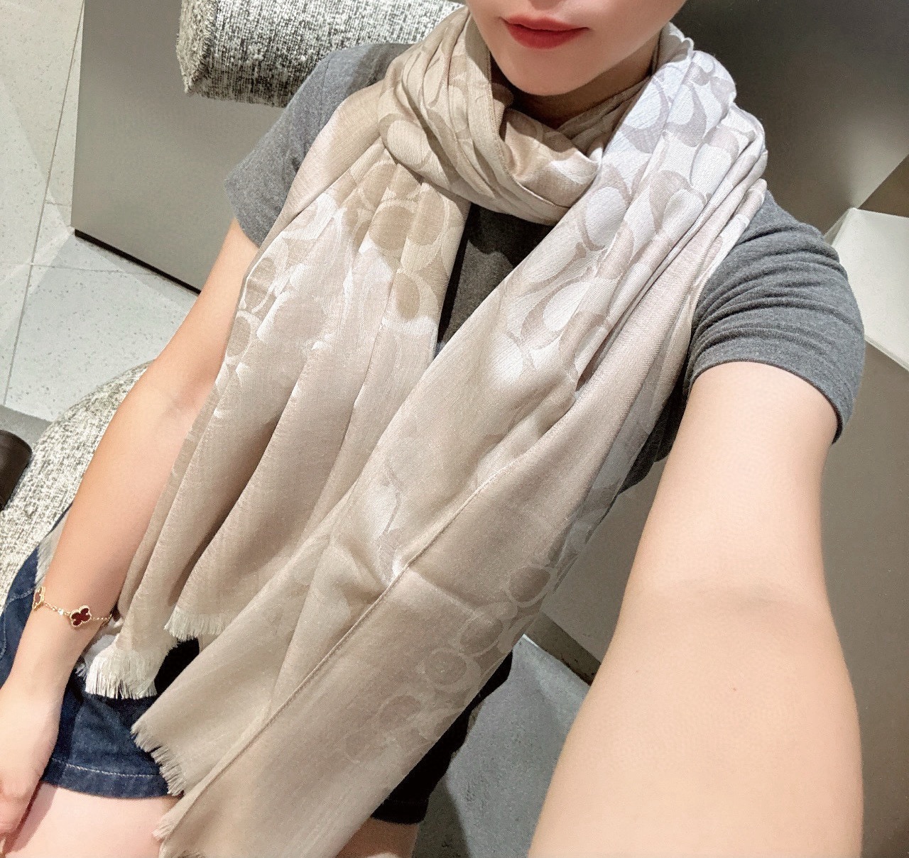 PCoach经典款围巾/大披肩。每个颜色都好看!超级舒适的款，大气奢华，中等厚度，可做披肩，办公室冷气足