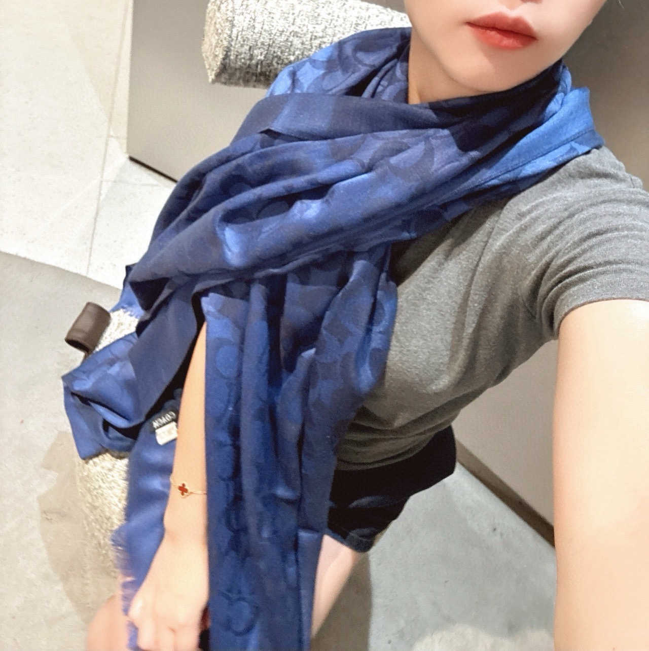 PCoach经典款围巾/大披肩。每个颜色都好看!超级舒适的款，大气奢华，中等厚度，可做披肩，办公室冷气足