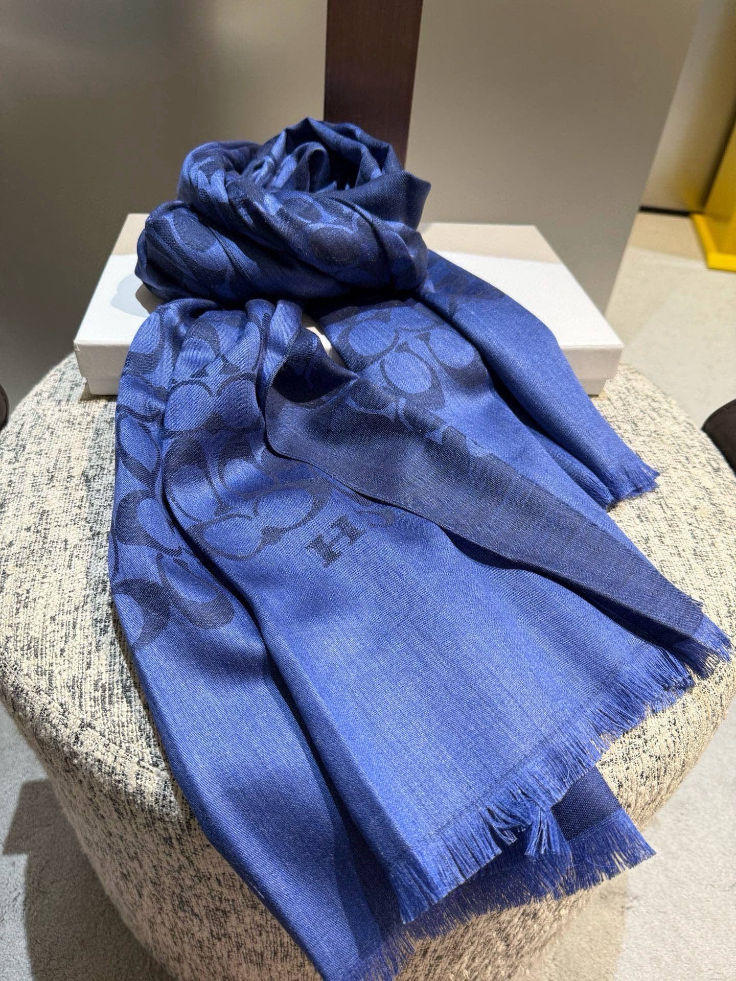 PCoach经典款围巾/大披肩。每个颜色都好看!超级舒适的款，大气奢华，中等厚度，可做披肩，办公室冷气足