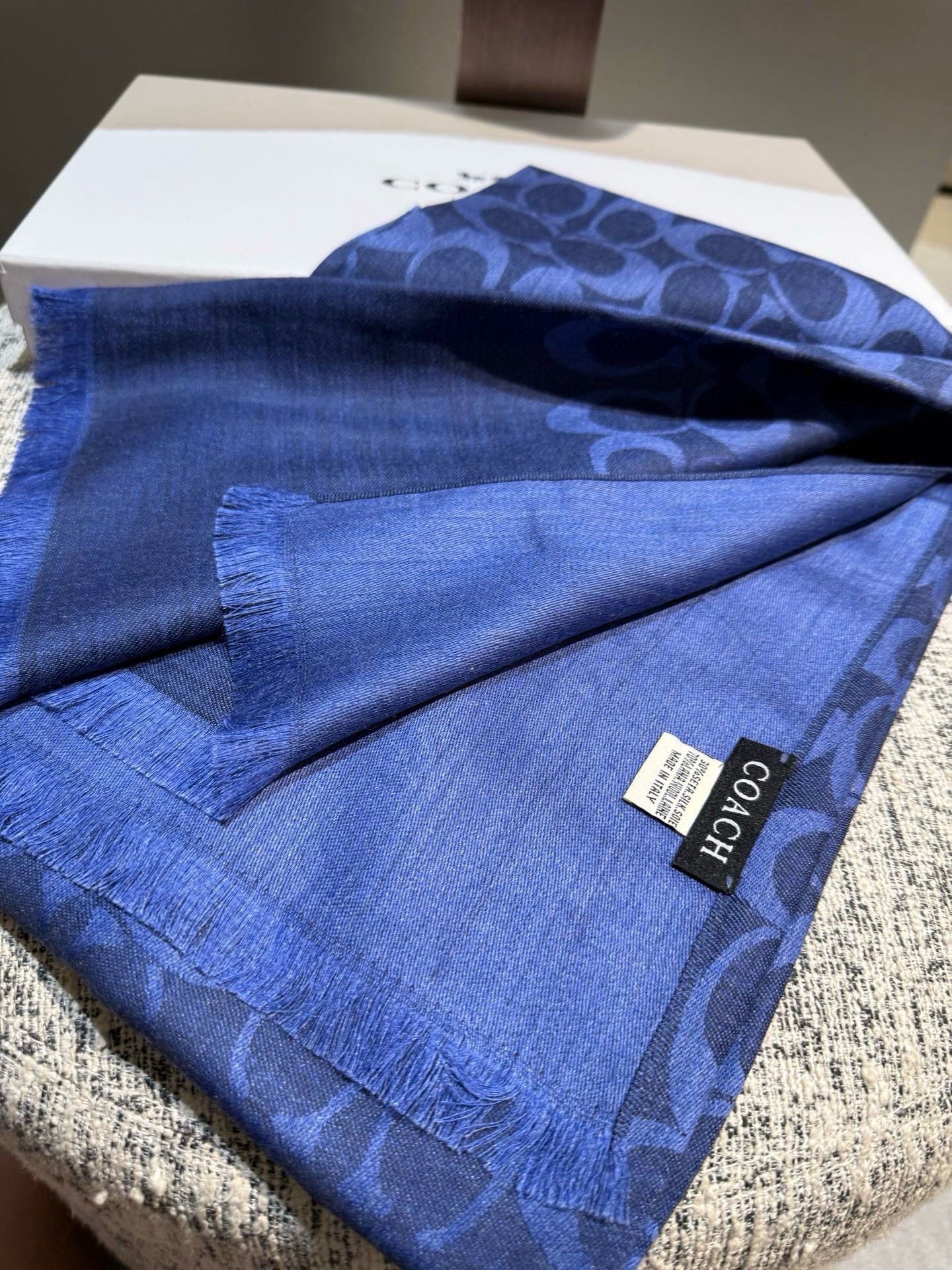 PCoach经典款围巾/大披肩。每个颜色都好看!超级舒适的款，大气奢华，中等厚度，可做披肩，办公室冷气足