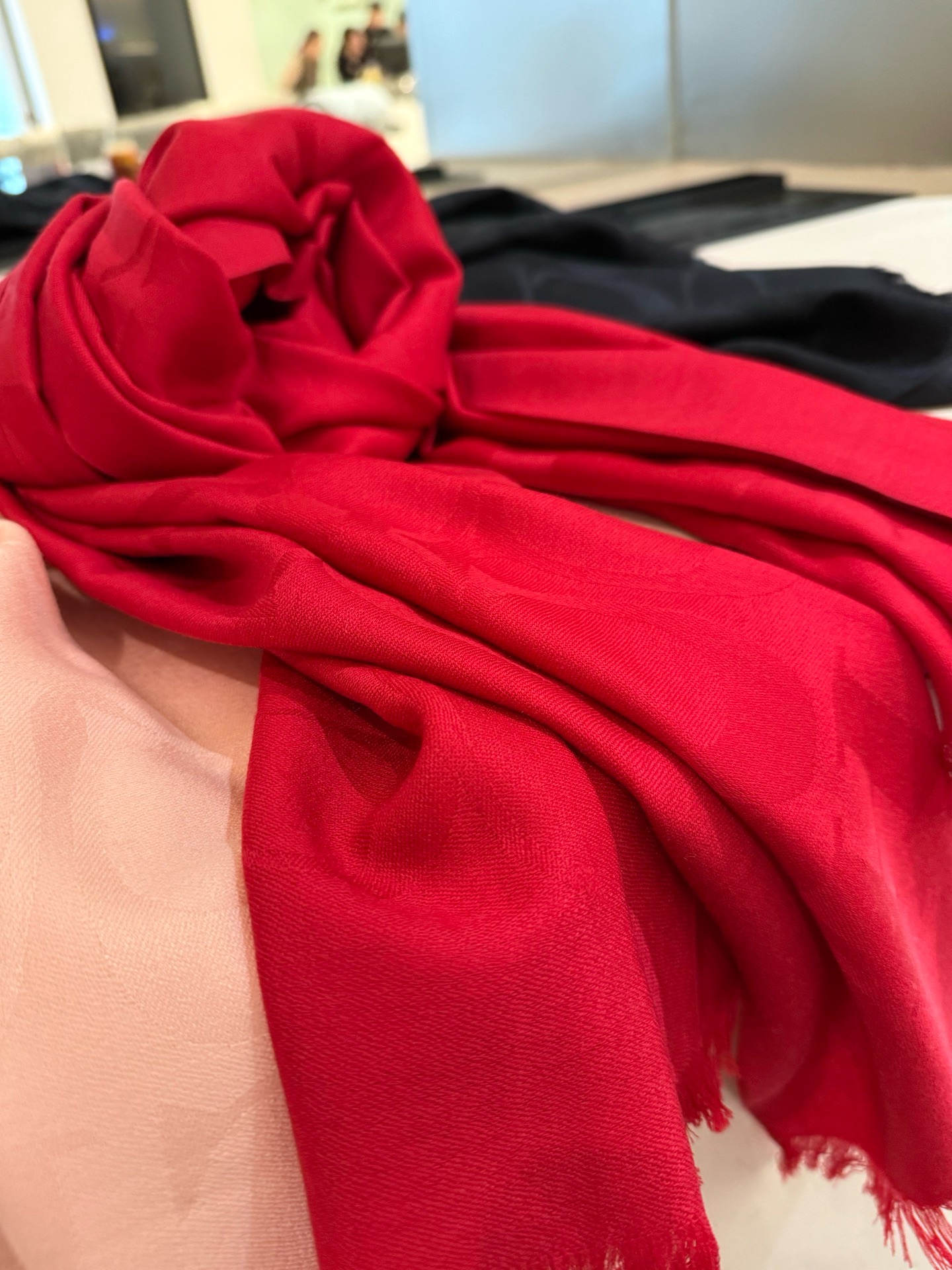 PCoach经典款围巾/大披肩。每个颜色都好看!超级舒适的款，大气奢华，中等厚度，可做披肩，办公室冷气足