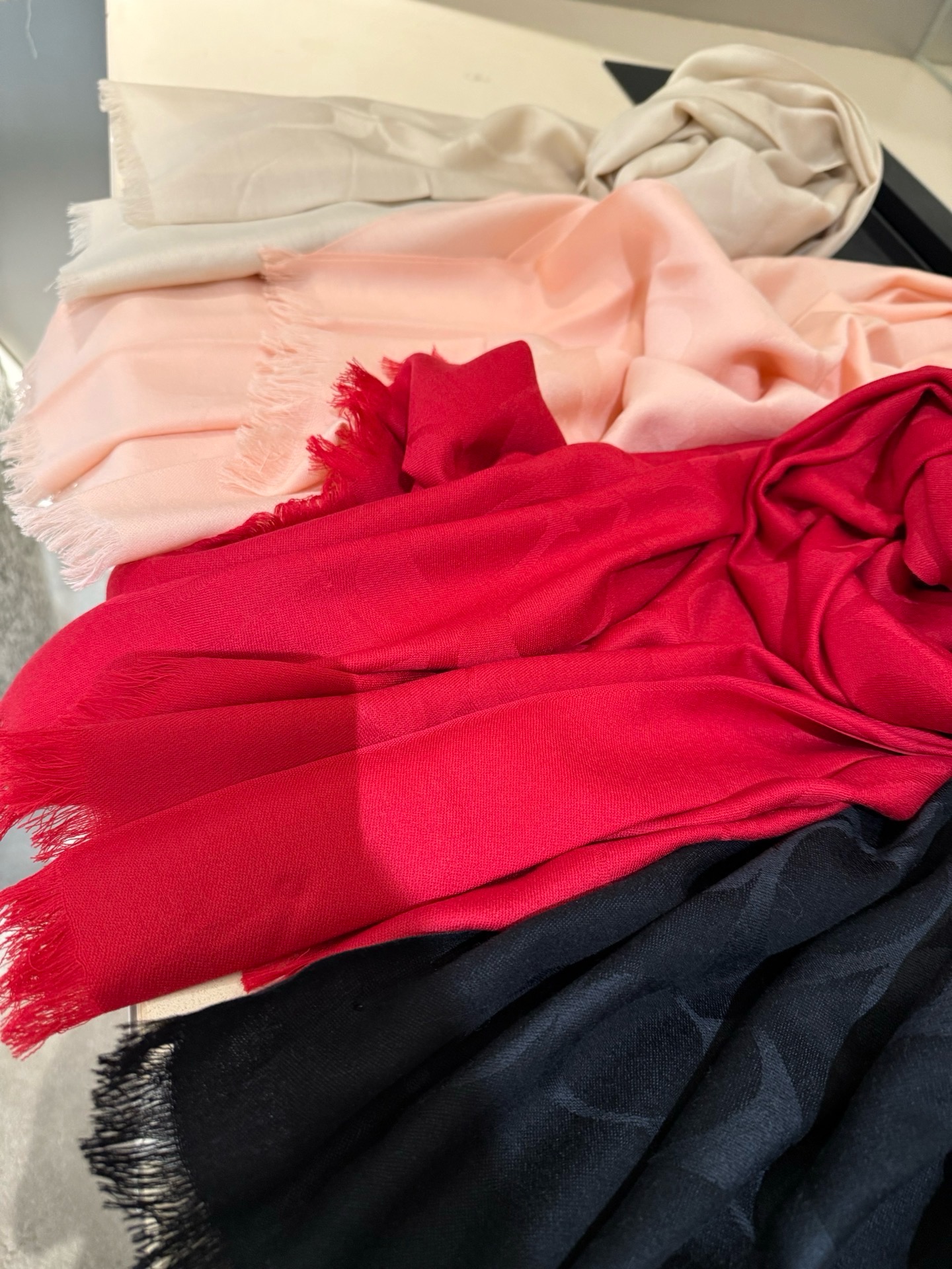 PCoach经典款围巾/大披肩。每个颜色都好看!超级舒适的款，大气奢华，中等厚度，可做披肩，办公室冷气足