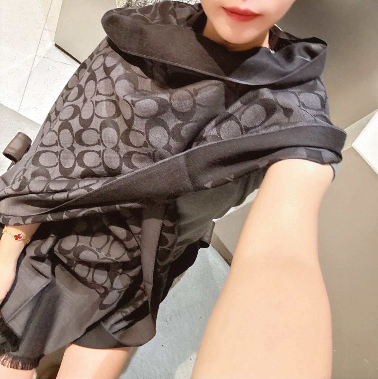 NO:704368,Coach’s classic scarf/large shawl. Every color looks good! Super comfortable style, luxurious, medium thickness, can be used as a shawl. When the air conditioning in the office is sufficient, this kind of scarf is the most practical, beautiful and warm [呲呲] size 195*65. High version scarf, high version scarf, coach, shawls19860909Coach经典款围巾/大披肩.每个颜色都好看!超级舒适的款,大气奢华,中等厚度,可做披肩,办公室冷气足的时候,这种围巾最实用啦,又漂亮又保暖[呲牙]尺寸195*65.高版本围巾,高版本围巾,coach,shawls,scarf