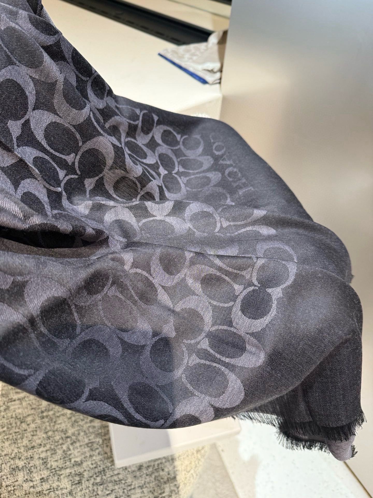 PCoach经典款围巾/大披肩。每个颜色都好看!超级舒适的款，大气奢华，中等厚度，可做披肩，办公室冷气足