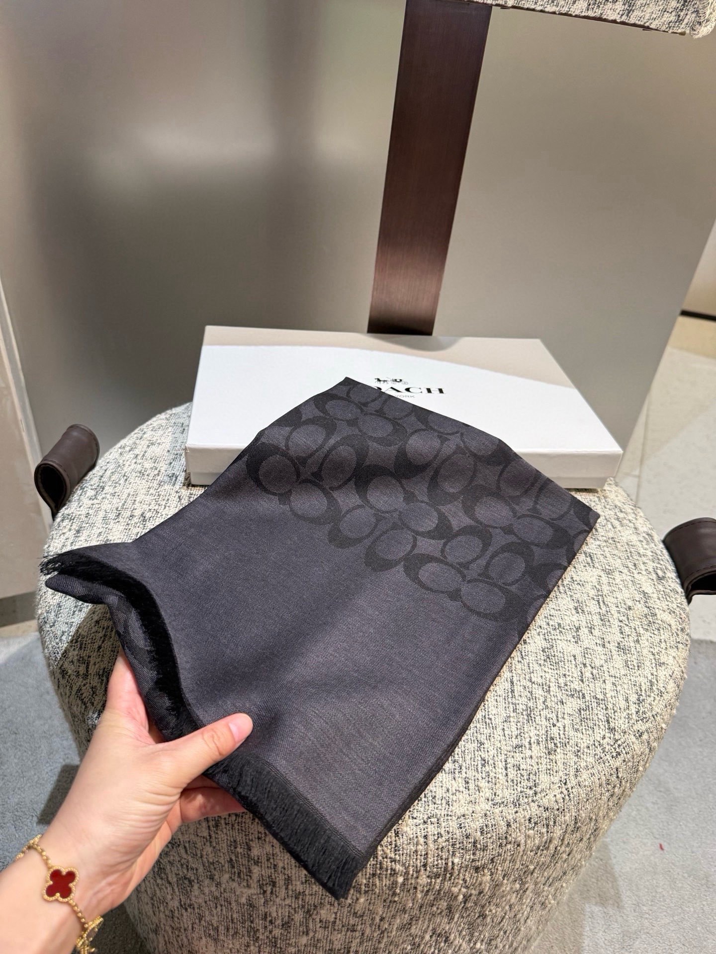 PCoach经典款围巾/大披肩。每个颜色都好看!超级舒适的款，大气奢华，中等厚度，可做披肩，办公室冷气足