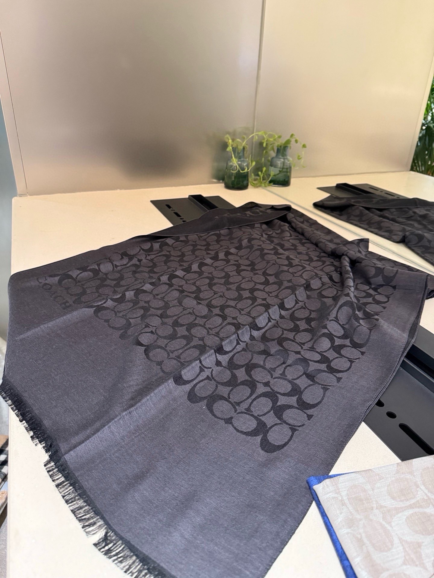 PCoach经典款围巾/大披肩。每个颜色都好看!超级舒适的款，大气奢华，中等厚度，可做披肩，办公室冷气足