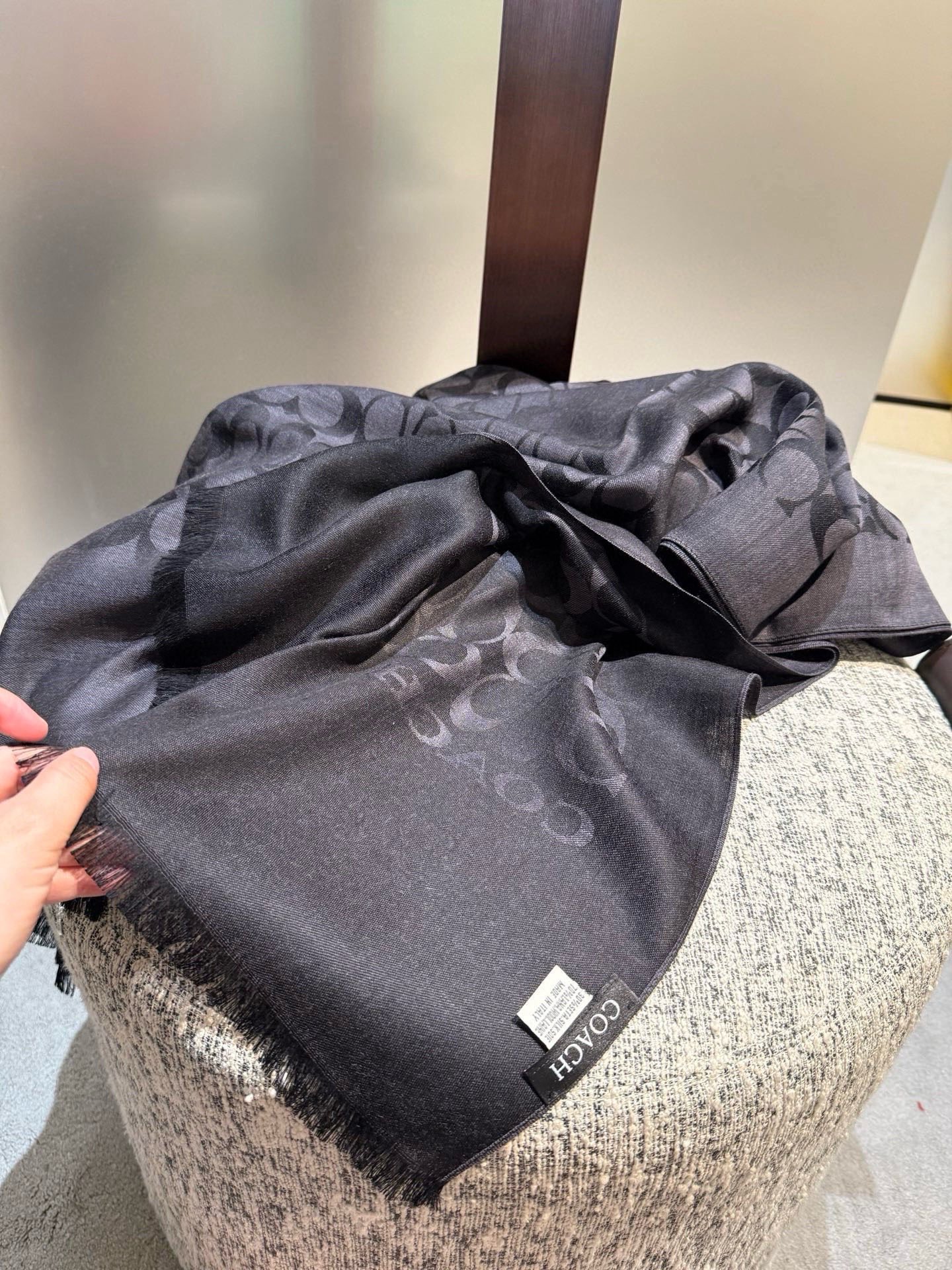 PCoach经典款围巾/大披肩。每个颜色都好看!超级舒适的款，大气奢华，中等厚度，可做披肩，办公室冷气足