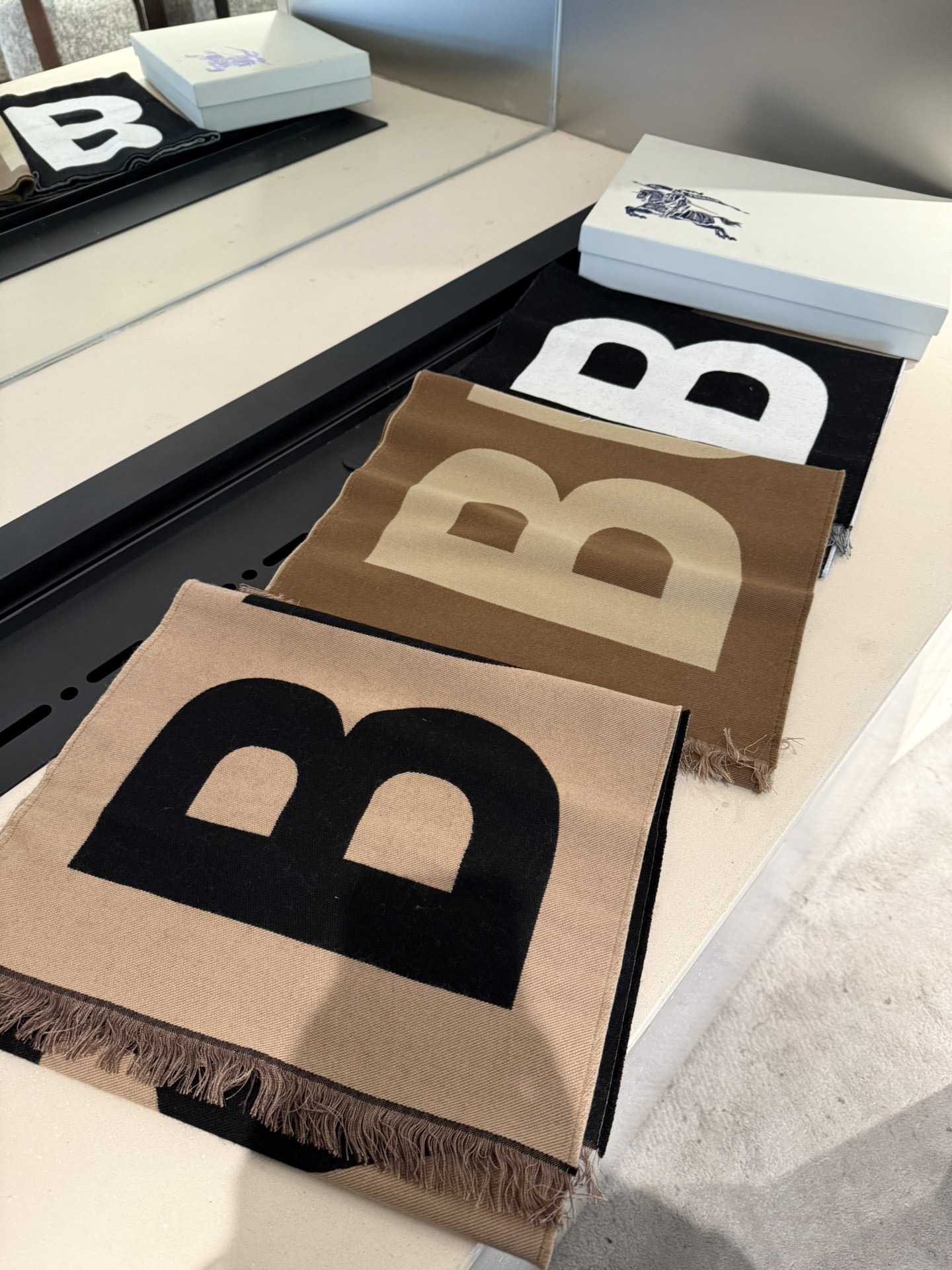 P高版本【B大字母双面长巾】免代购，专柜新色，真香必入推荐款！全网最好的品质推荐给我的老姐妹们，须边细节