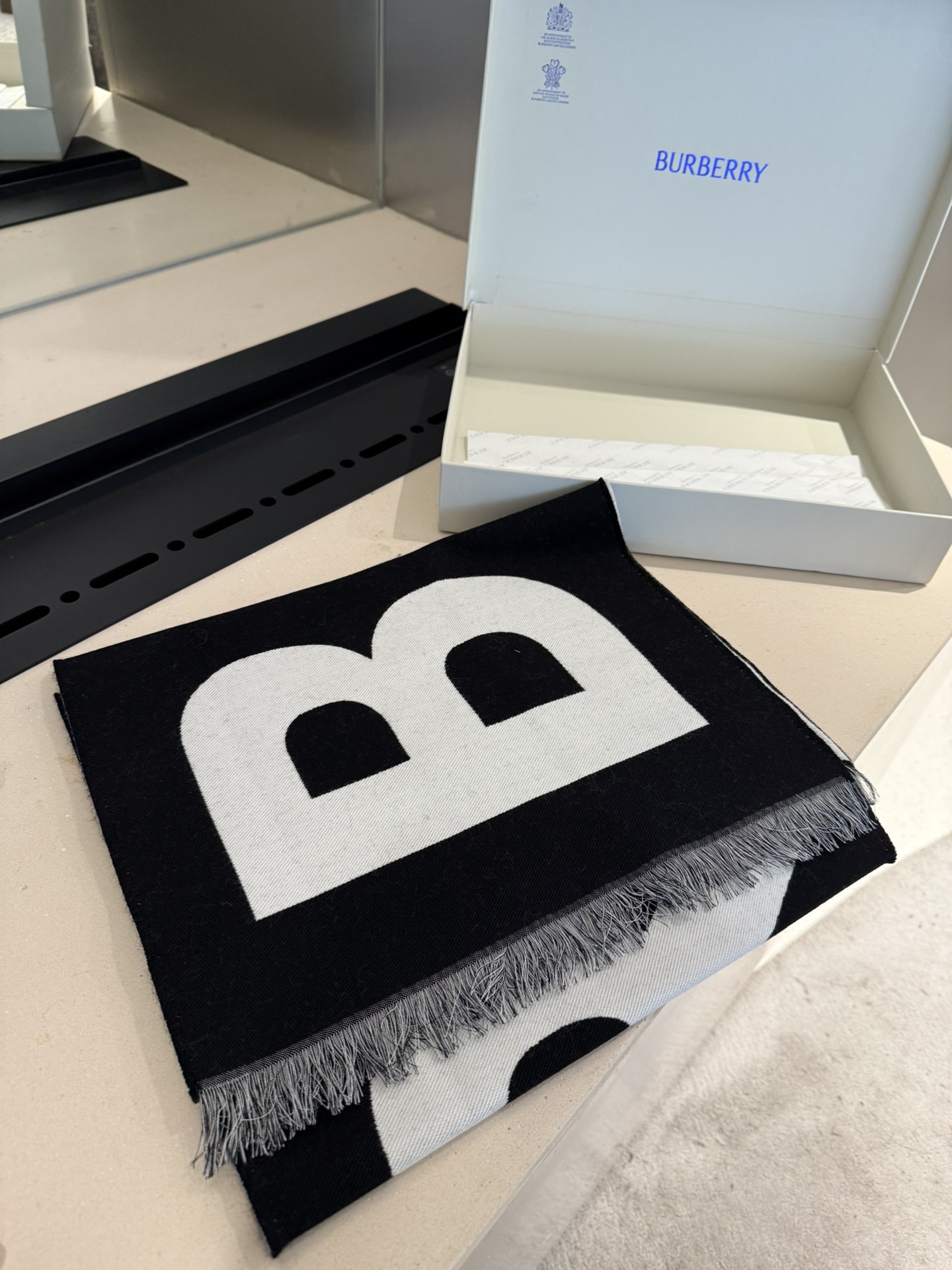 P高版本【B大字母双面长巾】免代购，专柜新色，真香必入推荐款！全网最好的品质推荐给我的老姐妹们，须边细节