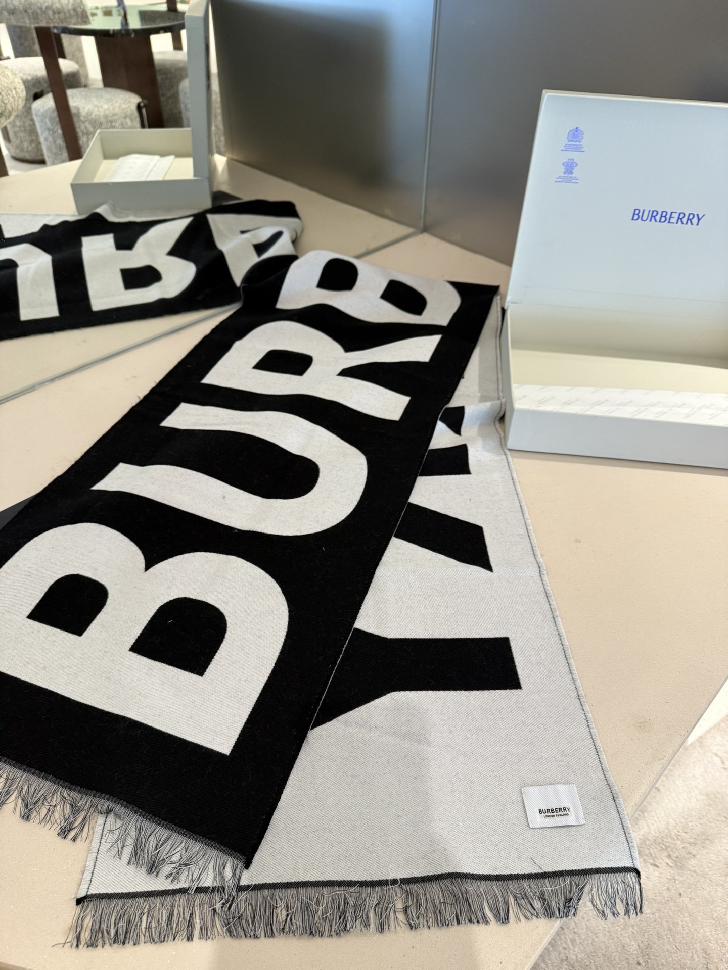 P高版本【B大字母双面长巾】免代购，专柜新色，真香必入推荐款！全网最好的品质推荐给我的老姐妹们，须边细节