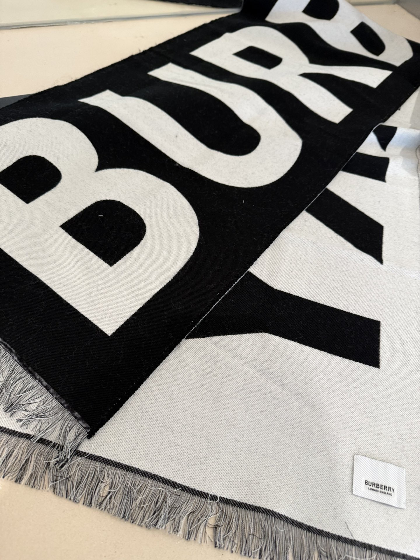 P高版本【B大字母双面长巾】免代购，专柜新色，真香必入推荐款！全网最好的品质推荐给我的老姐妹们，须边细节