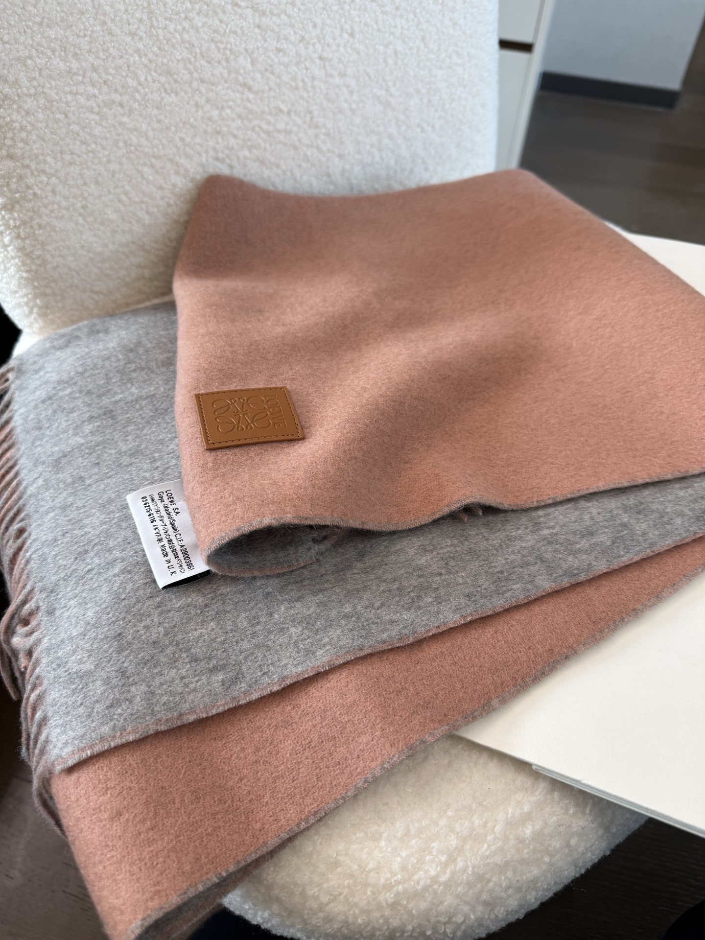 新色P🆕 【▪罗意威难得一见的温柔配色，低调又不失优雅❗】重点推荐❗双面配色，一条围巾两种风格搭配，高级