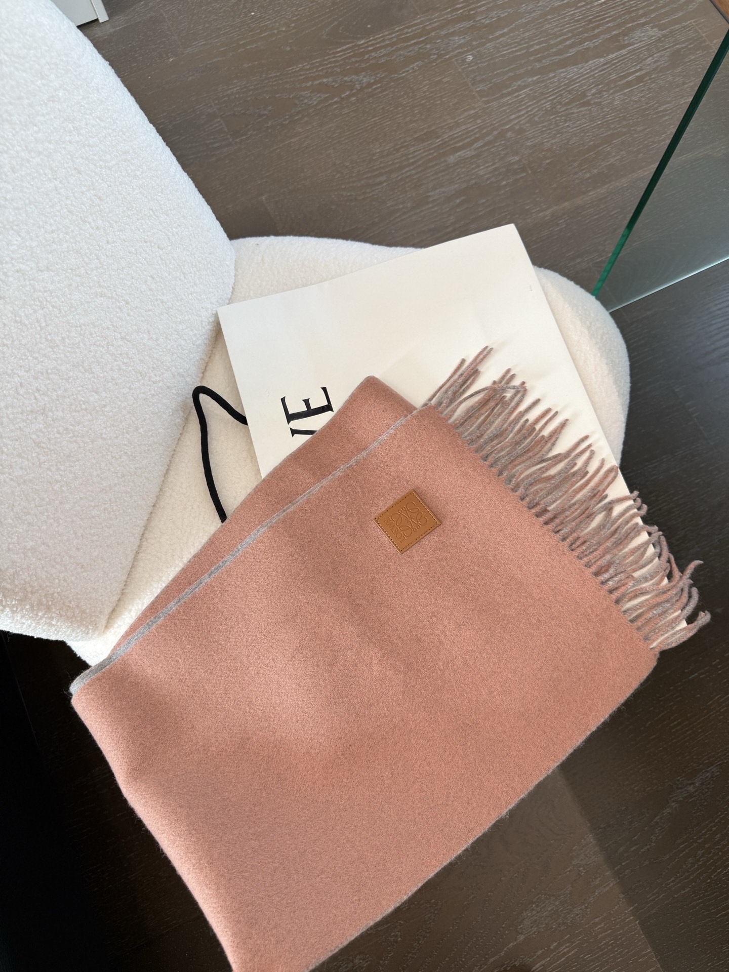 新色P🆕 【▪罗意威难得一见的温柔配色，低调又不失优雅❗】重点推荐❗双面配色，一条围巾两种风格搭配，高级