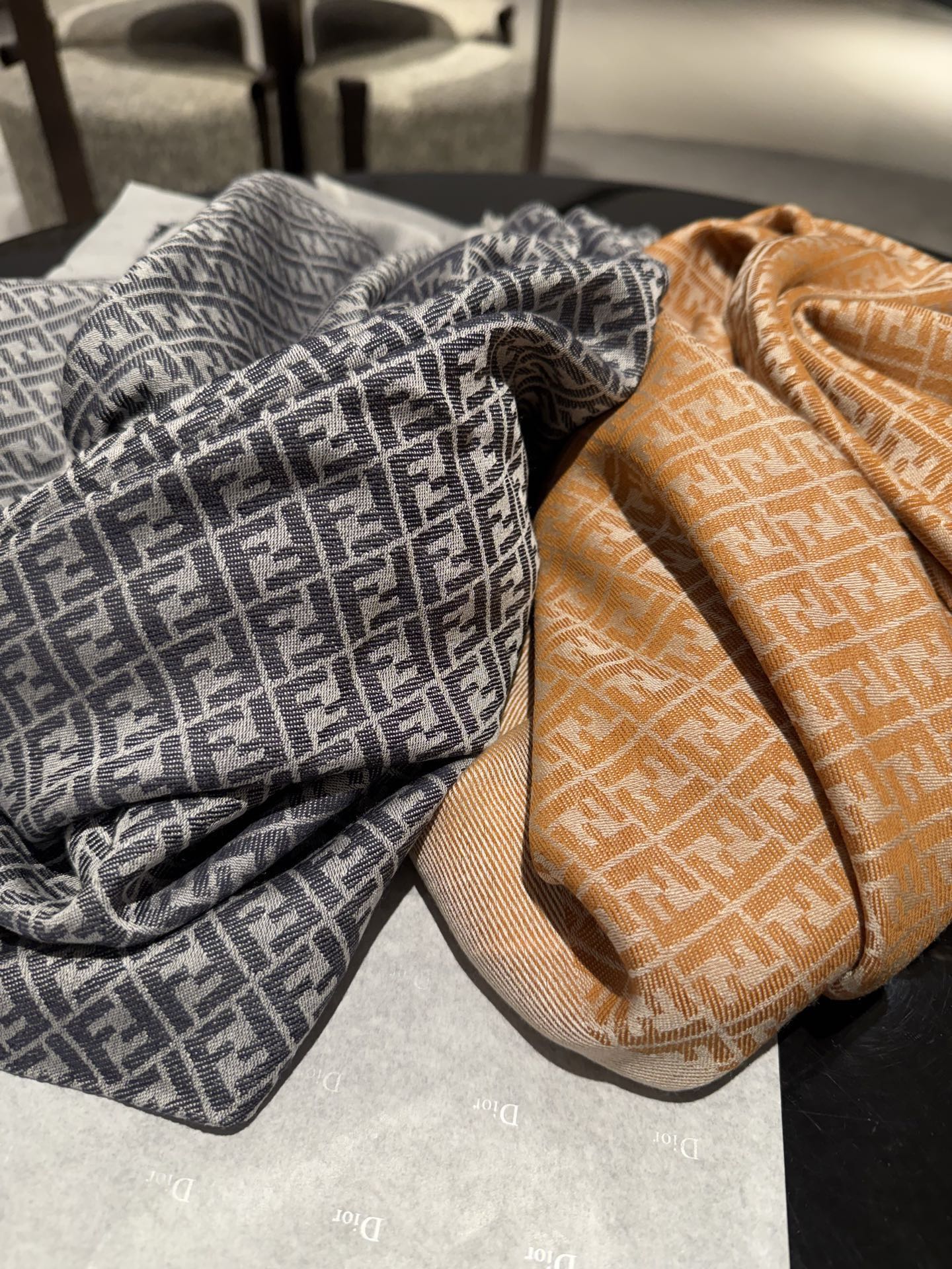 P𝐅𝐞𝐧𝐝𝐢 《FF字母提花披肩》𝐒𝐢𝐳𝐞:𝟏𝟒𝟎𝐱𝟏𝟒𝟎𝐜𝐦 双F提花大方巾，专柜新品·精美编织设计提