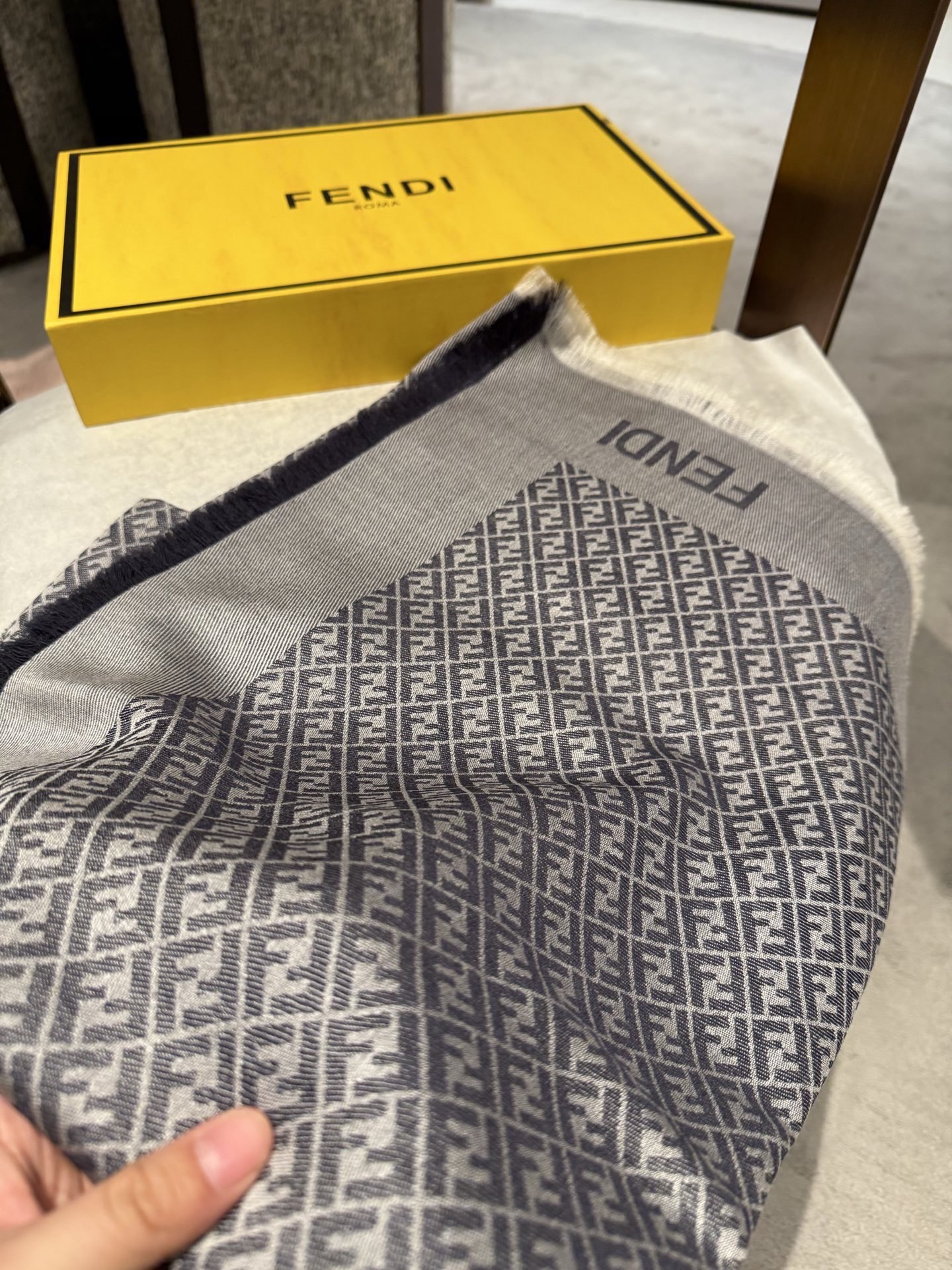 P𝐅𝐞𝐧𝐝𝐢 《FF字母提花披肩》𝐒𝐢𝐳𝐞:𝟏𝟒𝟎𝐱𝟏𝟒𝟎𝐜𝐦 双F提花大方巾，专柜新品·精美编织设计提