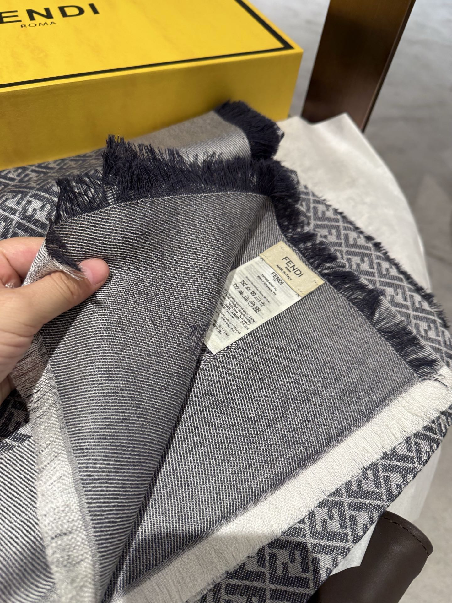 P𝐅𝐞𝐧𝐝𝐢 《FF字母提花披肩》𝐒𝐢𝐳𝐞:𝟏𝟒𝟎𝐱𝟏𝟒𝟎𝐜𝐦 双F提花大方巾，专柜新品·精美编织设计提