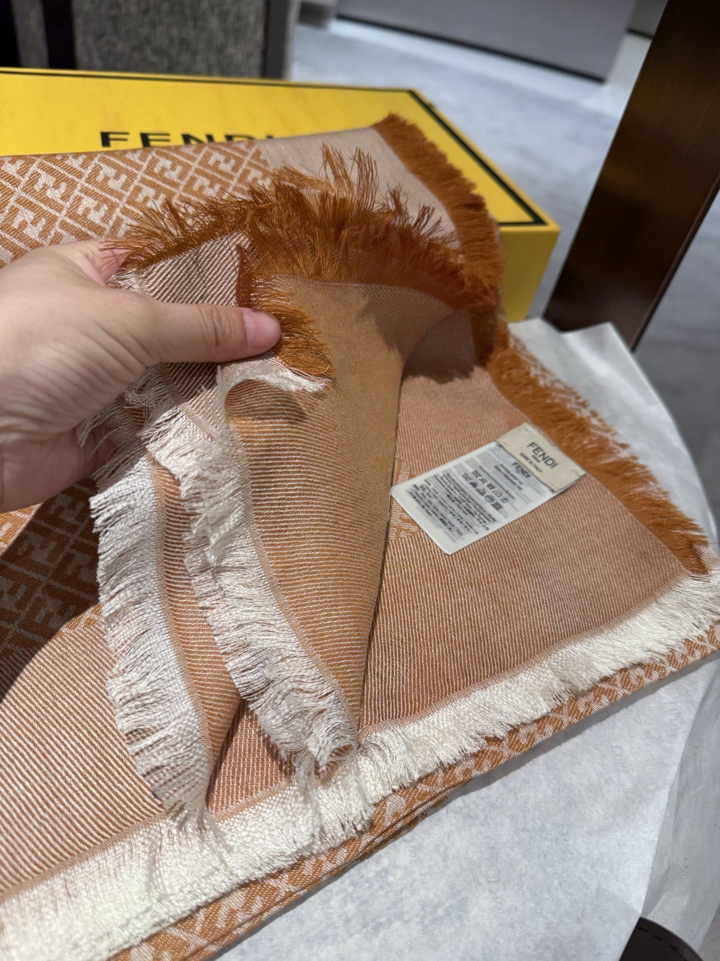 P𝐅𝐞𝐧𝐝𝐢 《FF字母提花披肩》𝐒𝐢𝐳𝐞:𝟏𝟒𝟎𝐱𝟏𝟒𝟎𝐜𝐦 双F提花大方巾，专柜新品·精美编织设计提