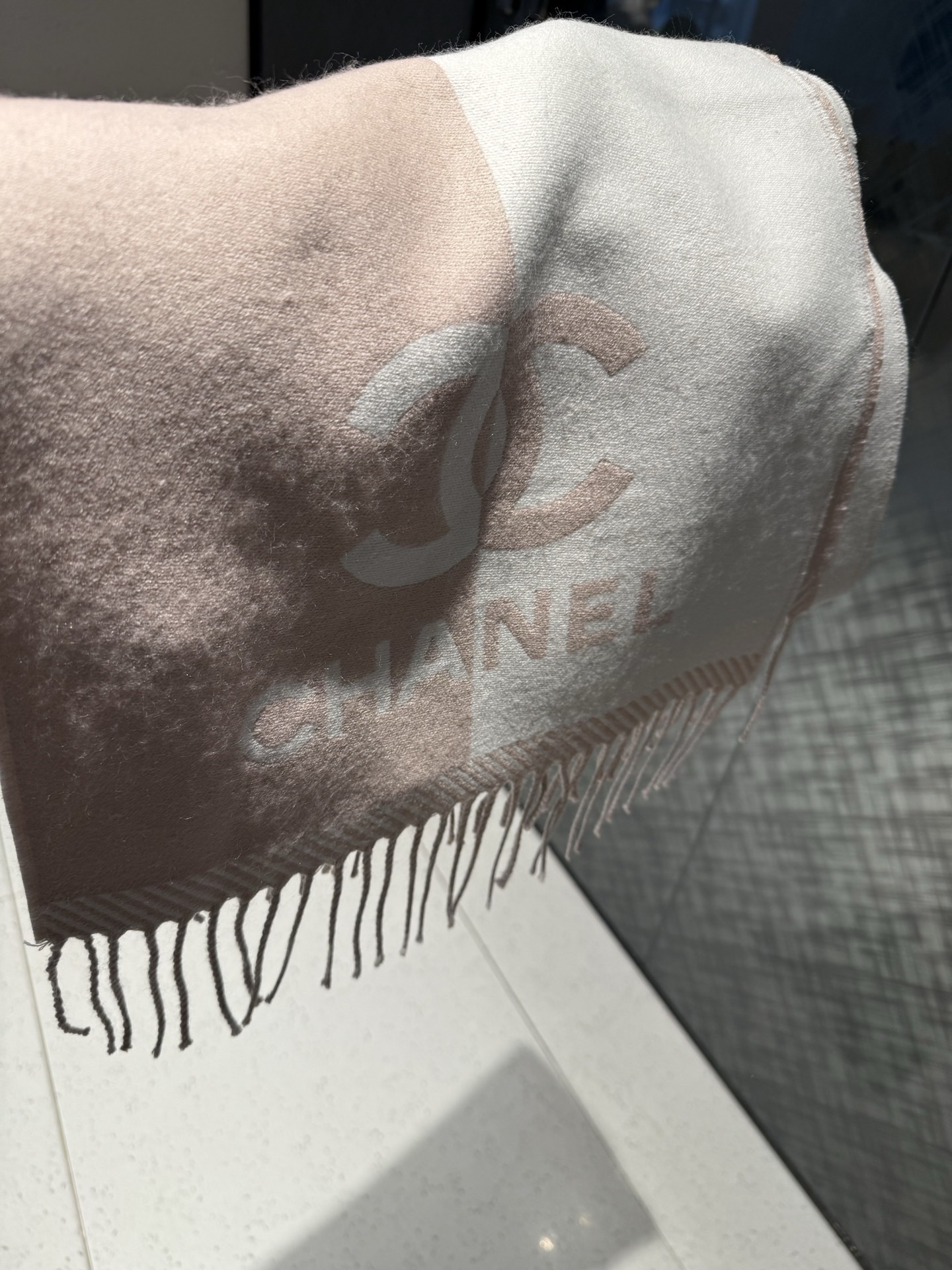 P𝐂𝐇𝐀𝐍𝐄𝐋新《双面拼色提花》裸粉色Size：184x34cm (不含流苏)目测是大爆款！双面异色提花