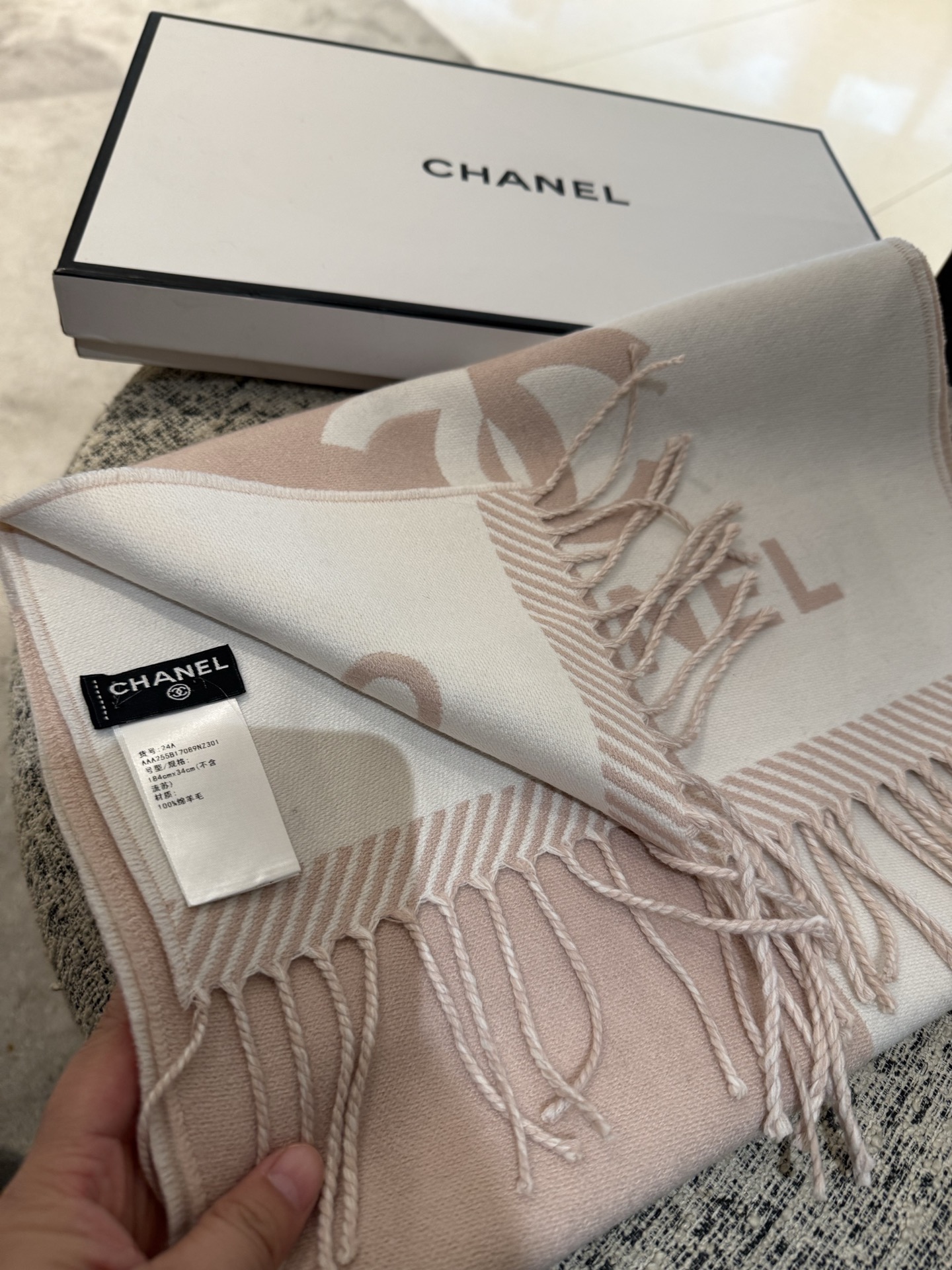 P𝐂𝐇𝐀𝐍𝐄𝐋新《双面拼色提花》裸粉色Size：184x34cm (不含流苏)目测是大爆款！双面异色提花