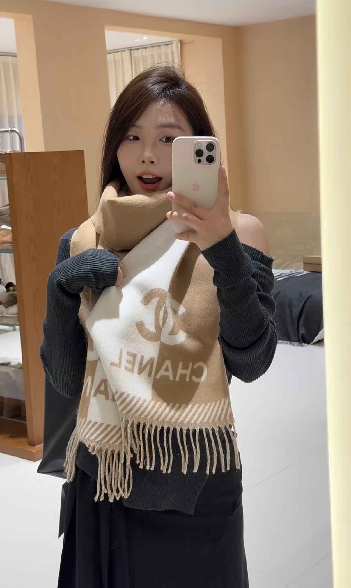 P𝐂𝐇𝐀𝐍𝐄𝐋新《双面拼色提花》裸粉色Size：184x34cm (不含流苏)目测是大爆款！双面异色提花