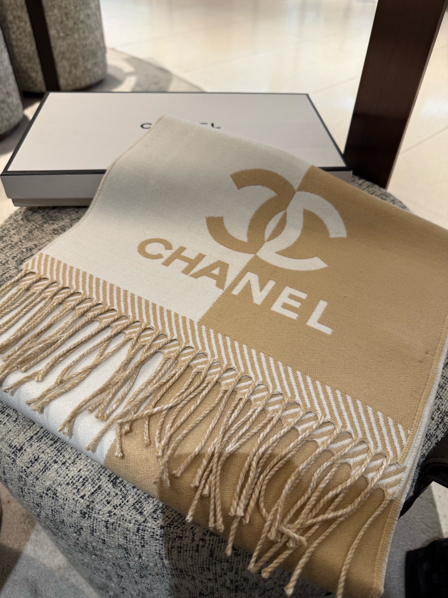 P𝐂𝐇𝐀𝐍𝐄𝐋新《双面拼色提花》裸粉色Size：184x34cm (不含流苏)目测是大爆款！双面异色提花