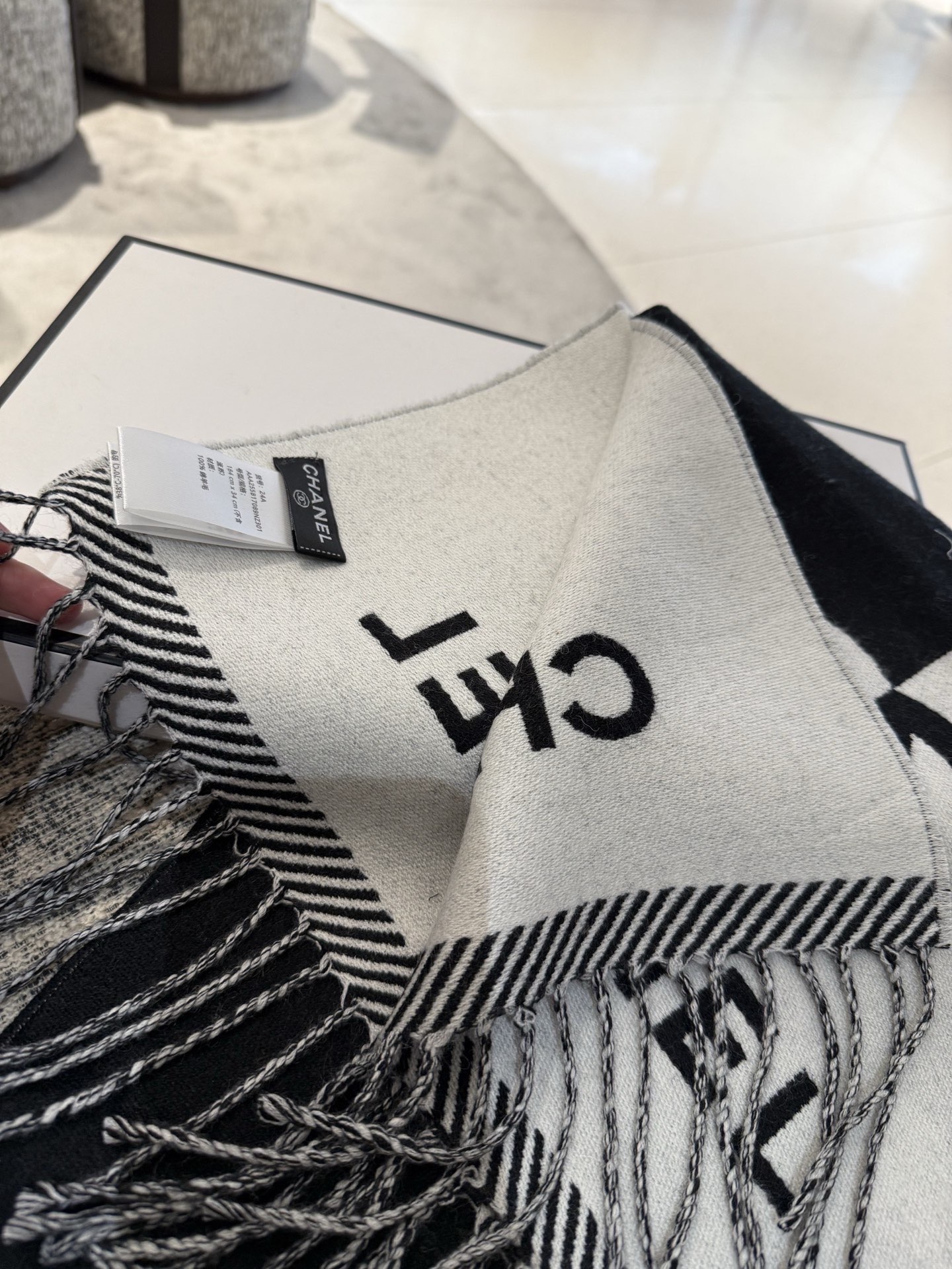 P𝐂𝐇𝐀𝐍𝐄𝐋新《双面拼色提花》裸粉色Size：184x34cm (不含流苏)目测是大爆款！双面异色提花