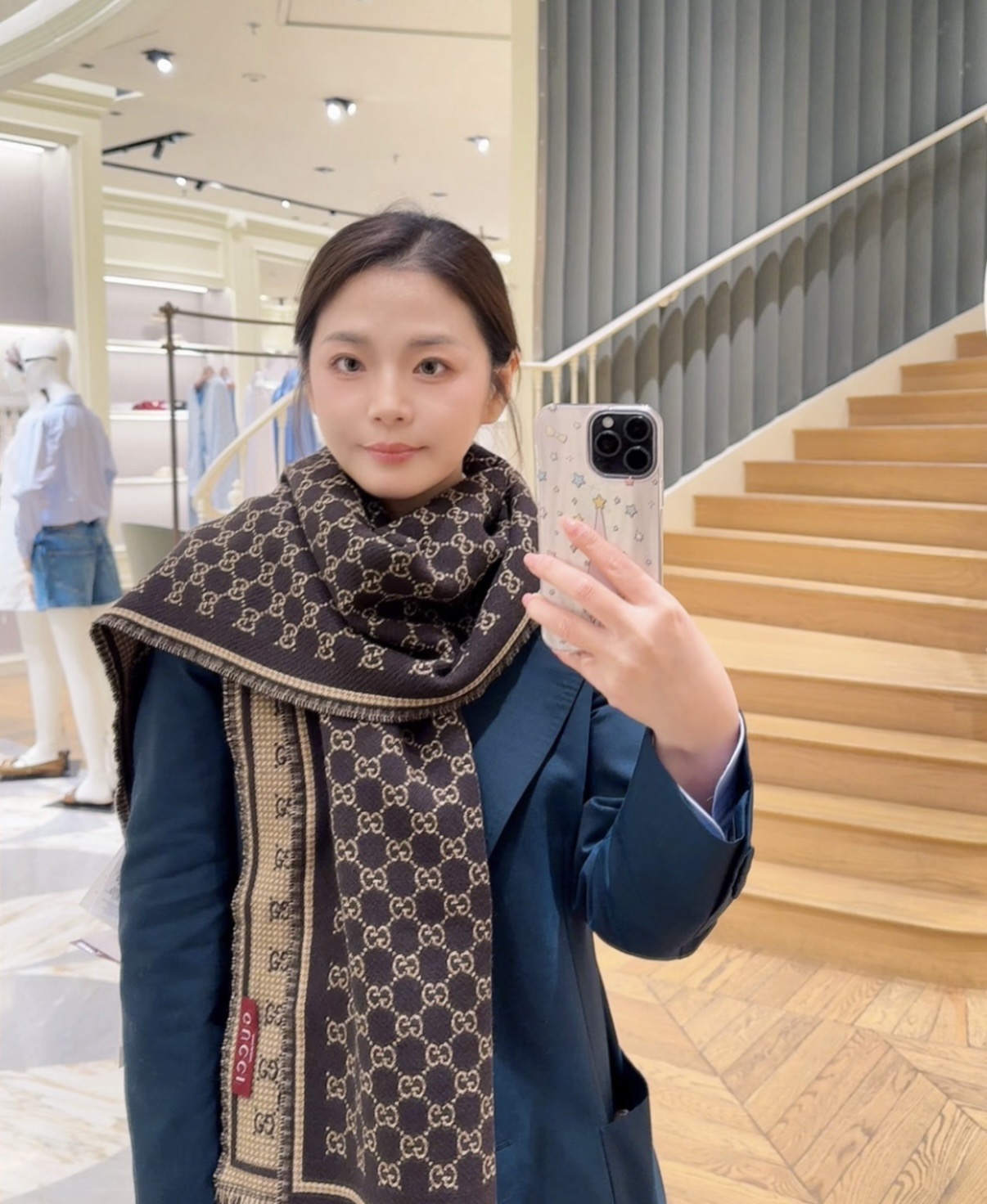 PG家最新款风格小字母面料：羊毛，尺寸：47*180羊毛真丝围巾，装饰超大造型设计GG图案。于1970年