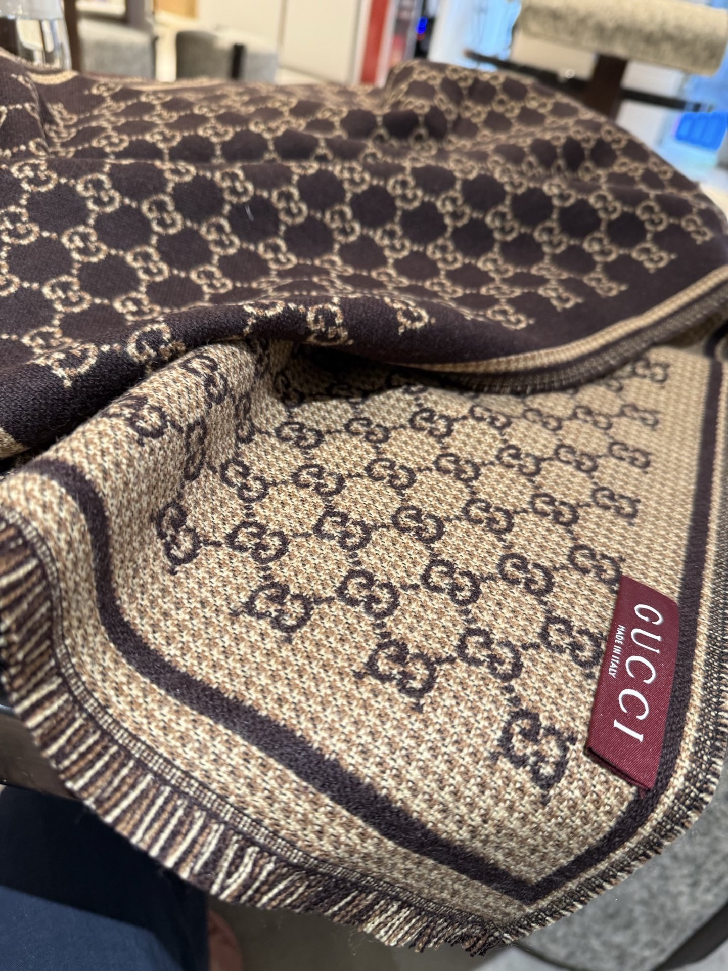 PG家最新款风格小字母面料：羊毛，尺寸：47*180羊毛真丝围巾，装饰超大造型设计GG图案。于1970年