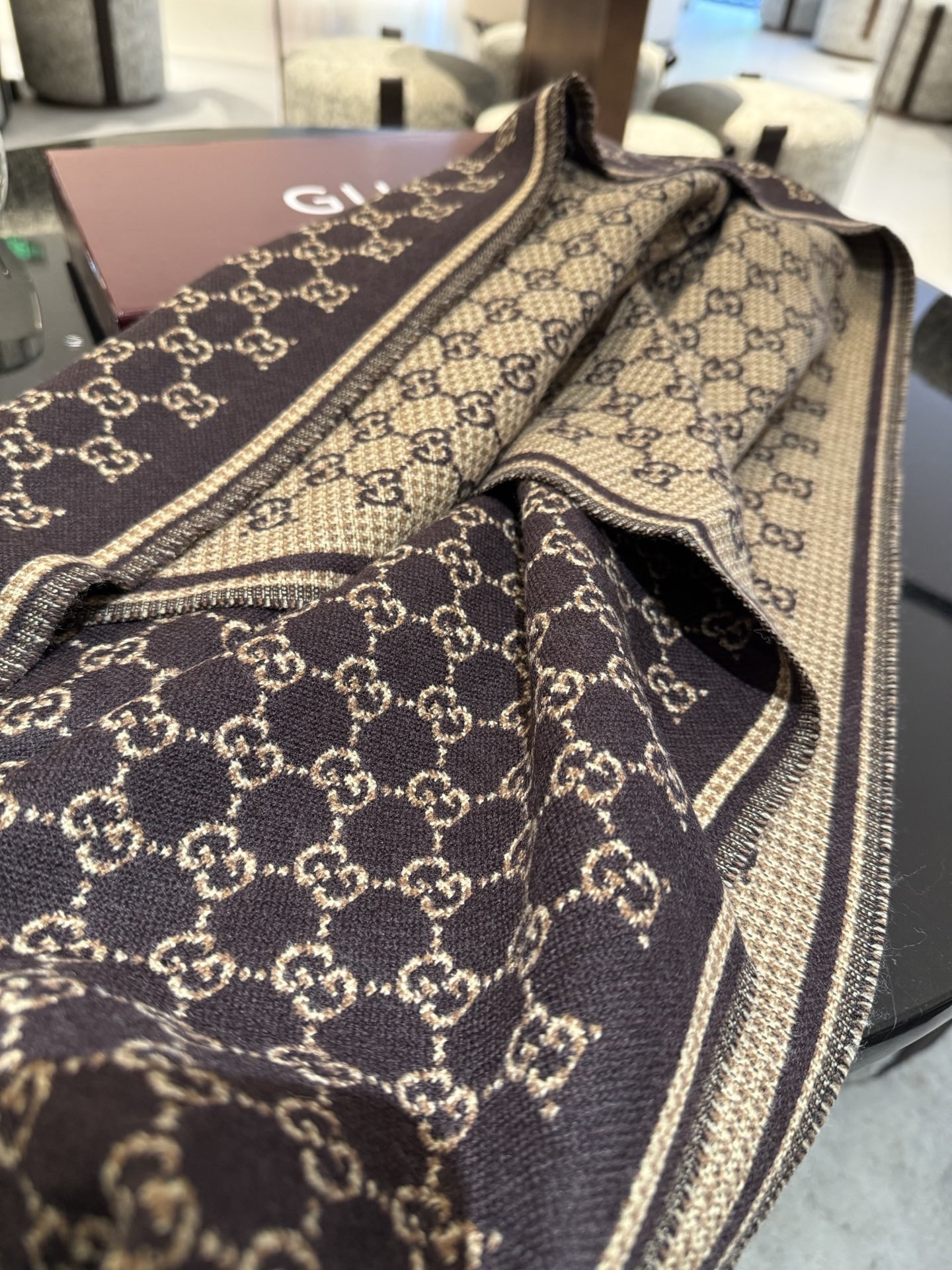 PG家最新款风格小字母面料：羊毛，尺寸：47*180羊毛真丝围巾，装饰超大造型设计GG图案。于1970年