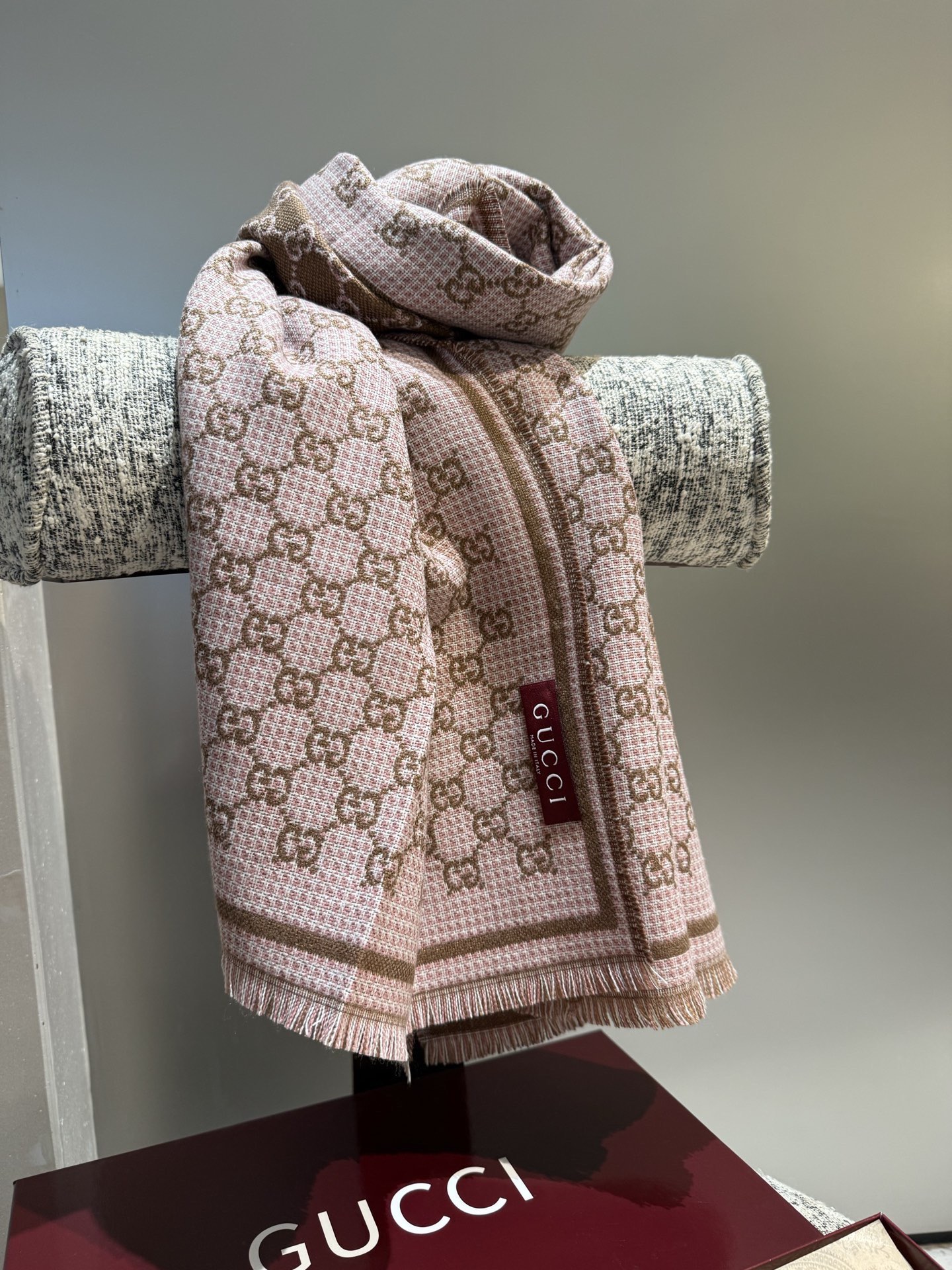 PG家最新款风格小字母面料：羊毛，尺寸：47*180羊毛真丝围巾，装饰超大造型设计GG图案。于1970年