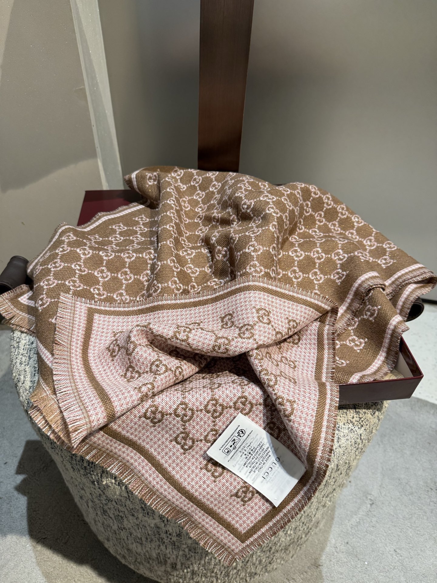 PG家最新款风格小字母面料：羊毛，尺寸：47*180羊毛真丝围巾，装饰超大造型设计GG图案。于1970年